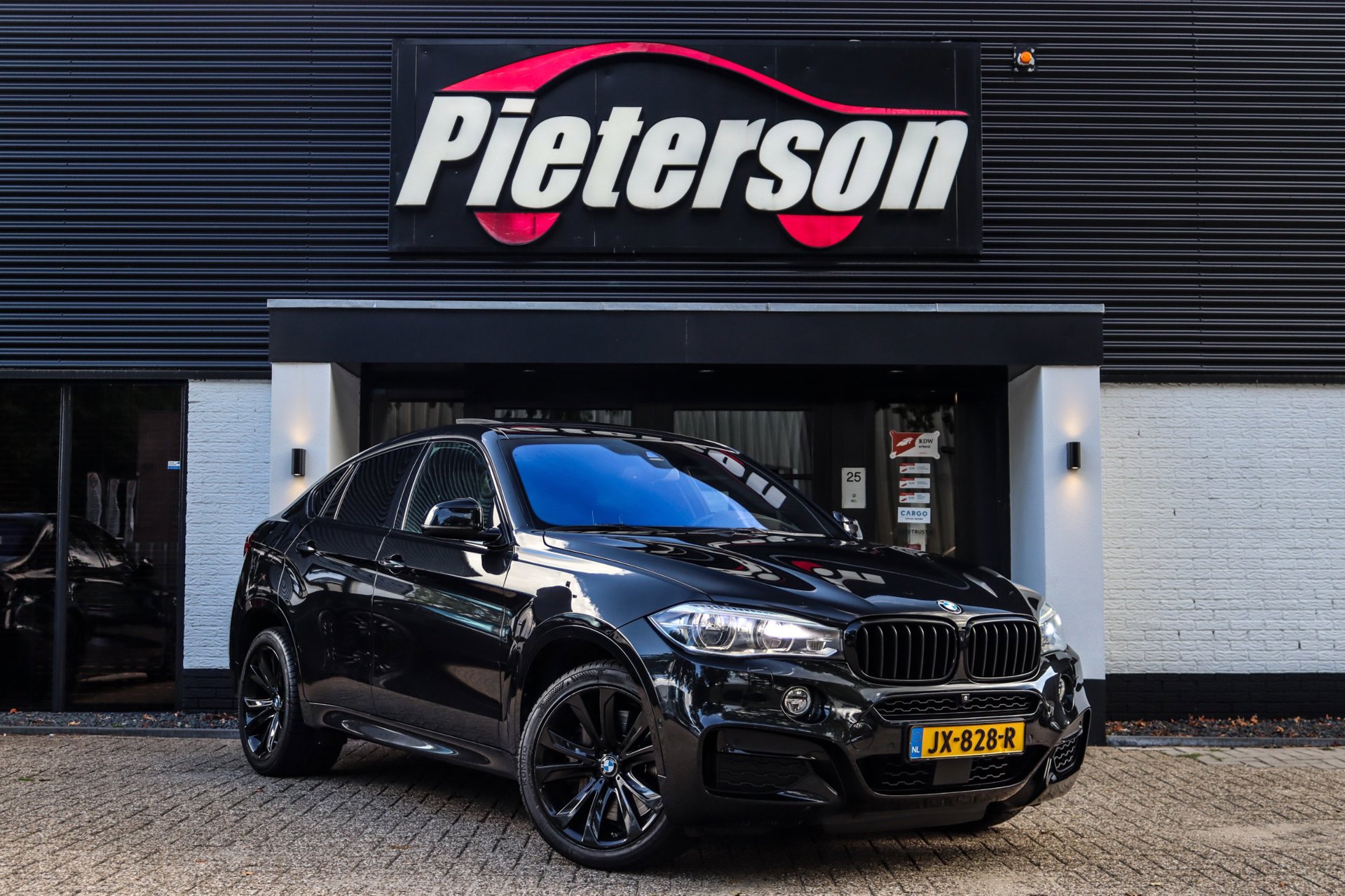 BMW X6 M50d M50d PANO SOFTCLOSE H&K HUD 360 ACC TREKH ALLE OPTIES 2015 - voorkant