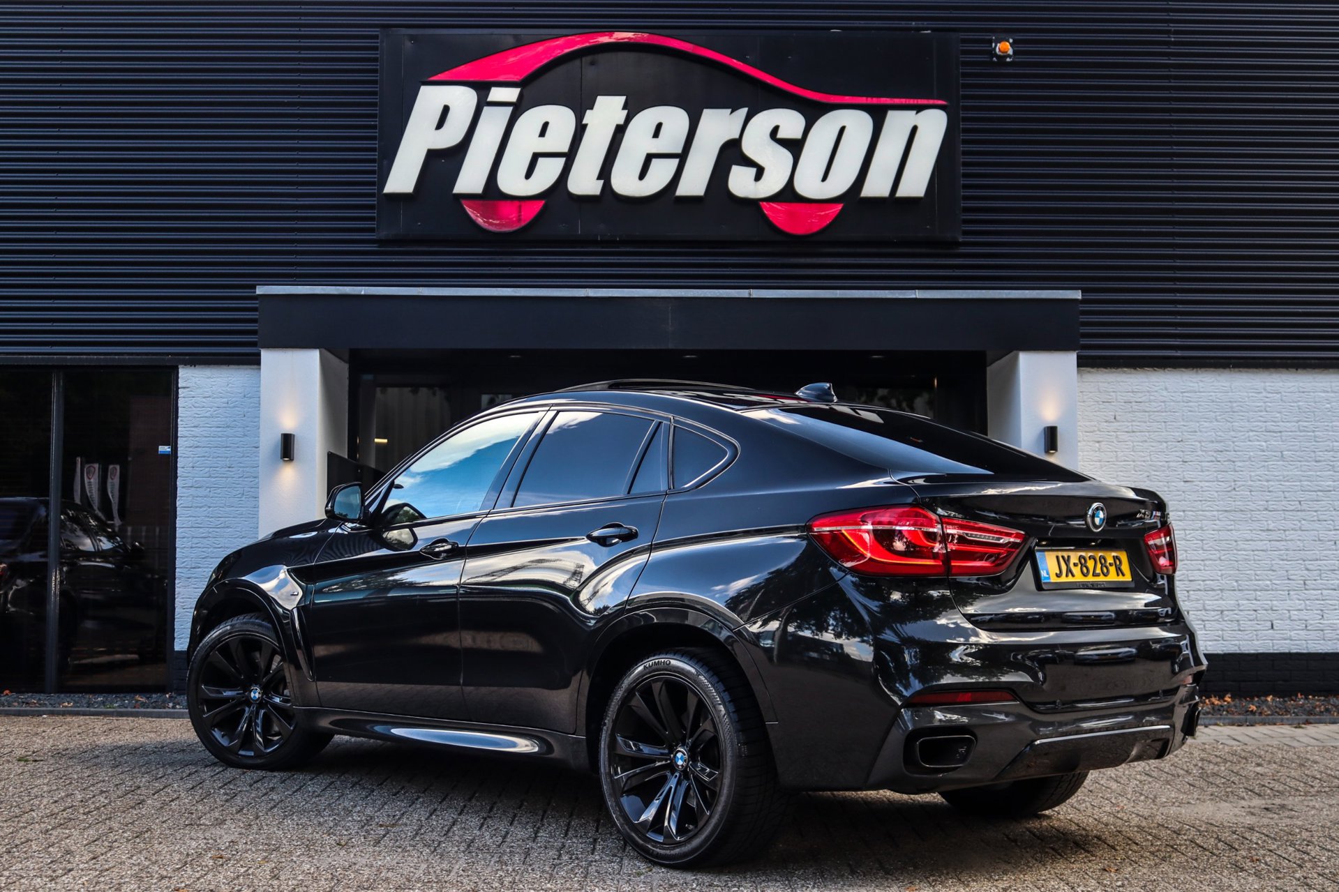 Foto van BMW X6 M50d
