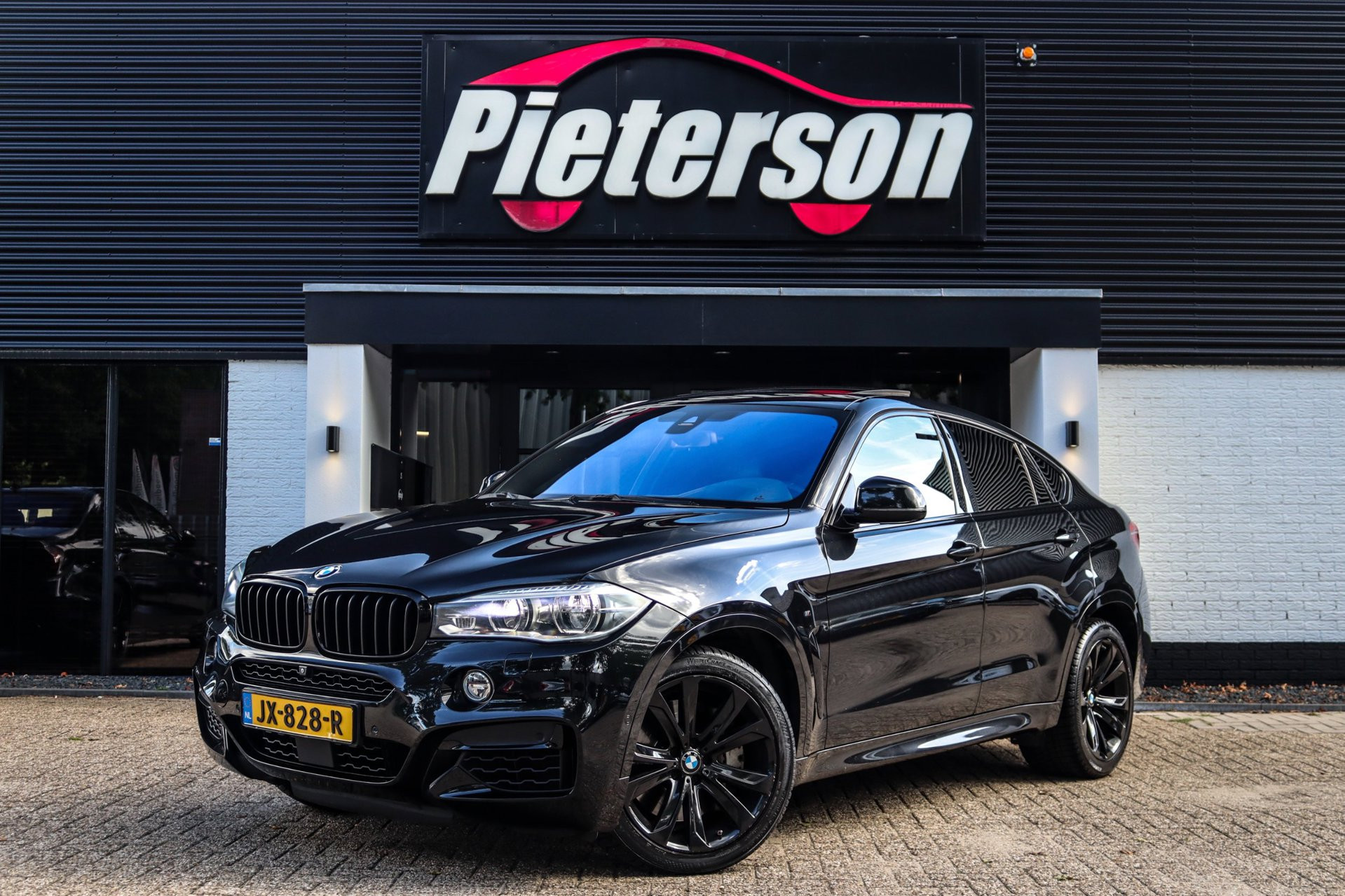Foto van BMW X6 M50d