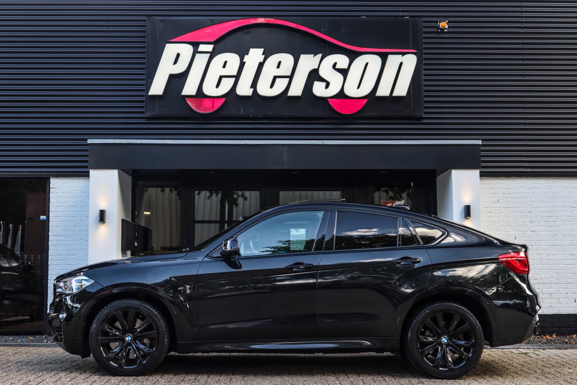 Foto van BMW X6 M50d