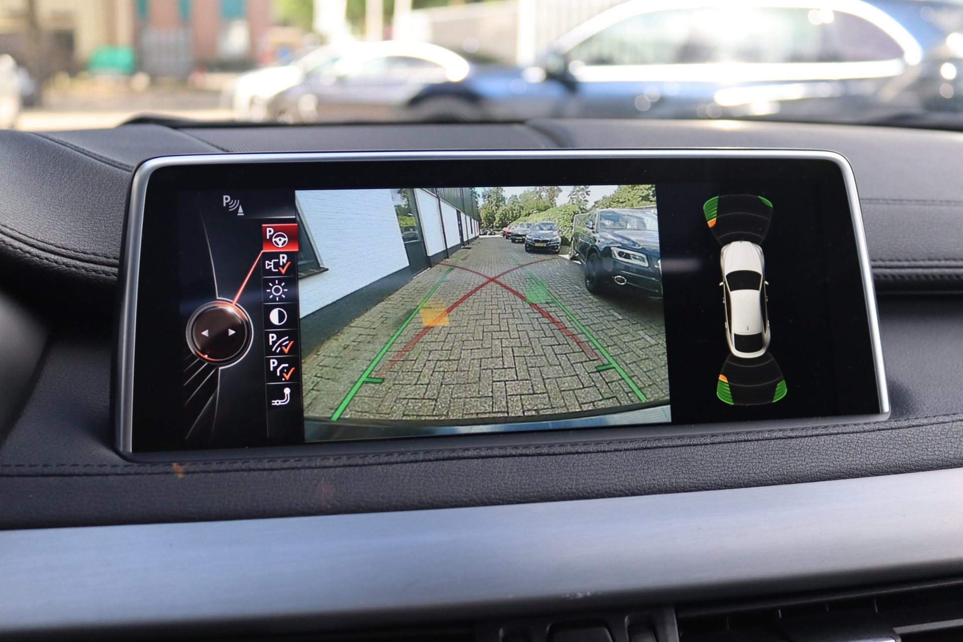 Foto van BMW X6 M50d
