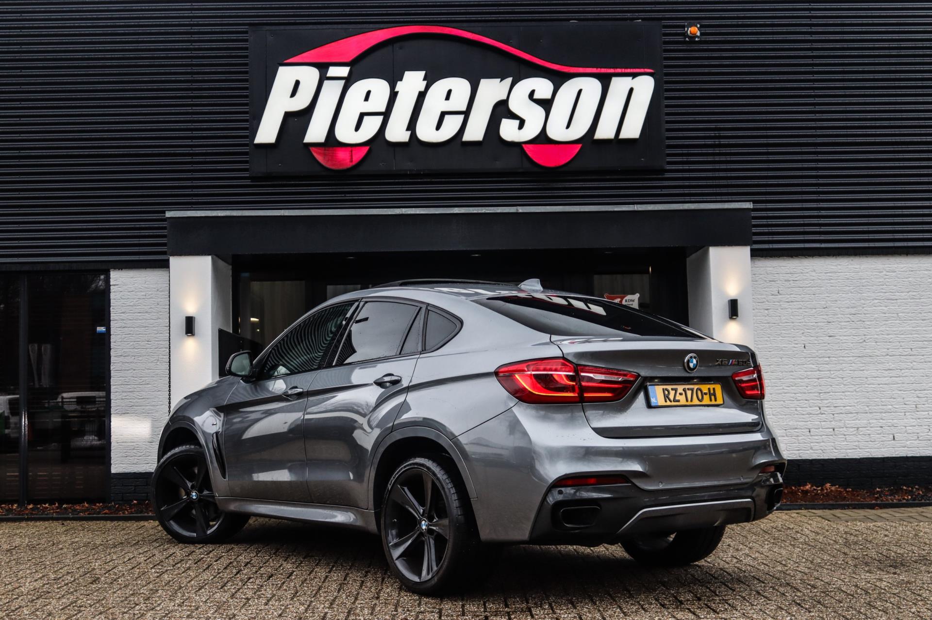 Foto van BMW X6 M50d