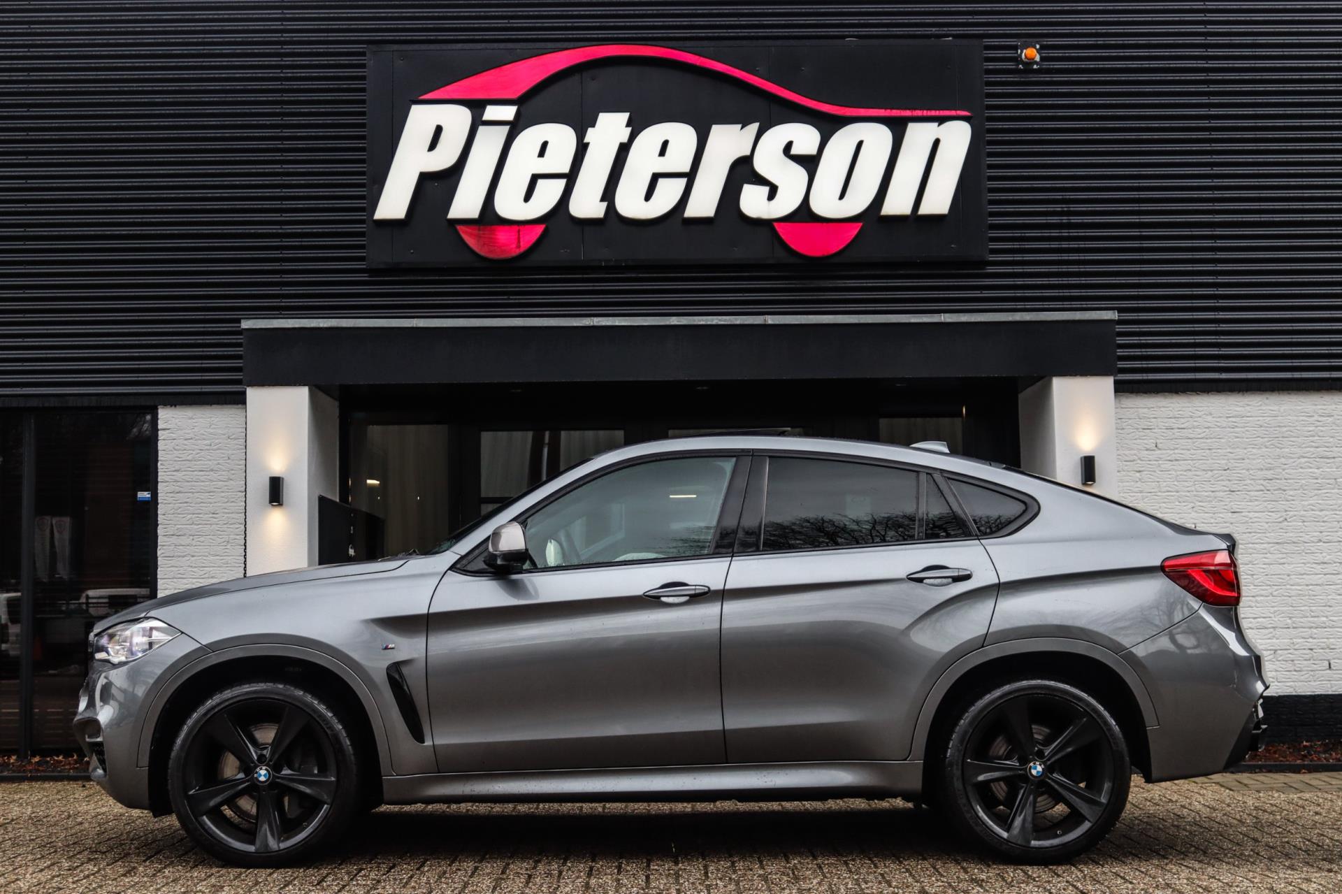 Foto van BMW X6 M50d
