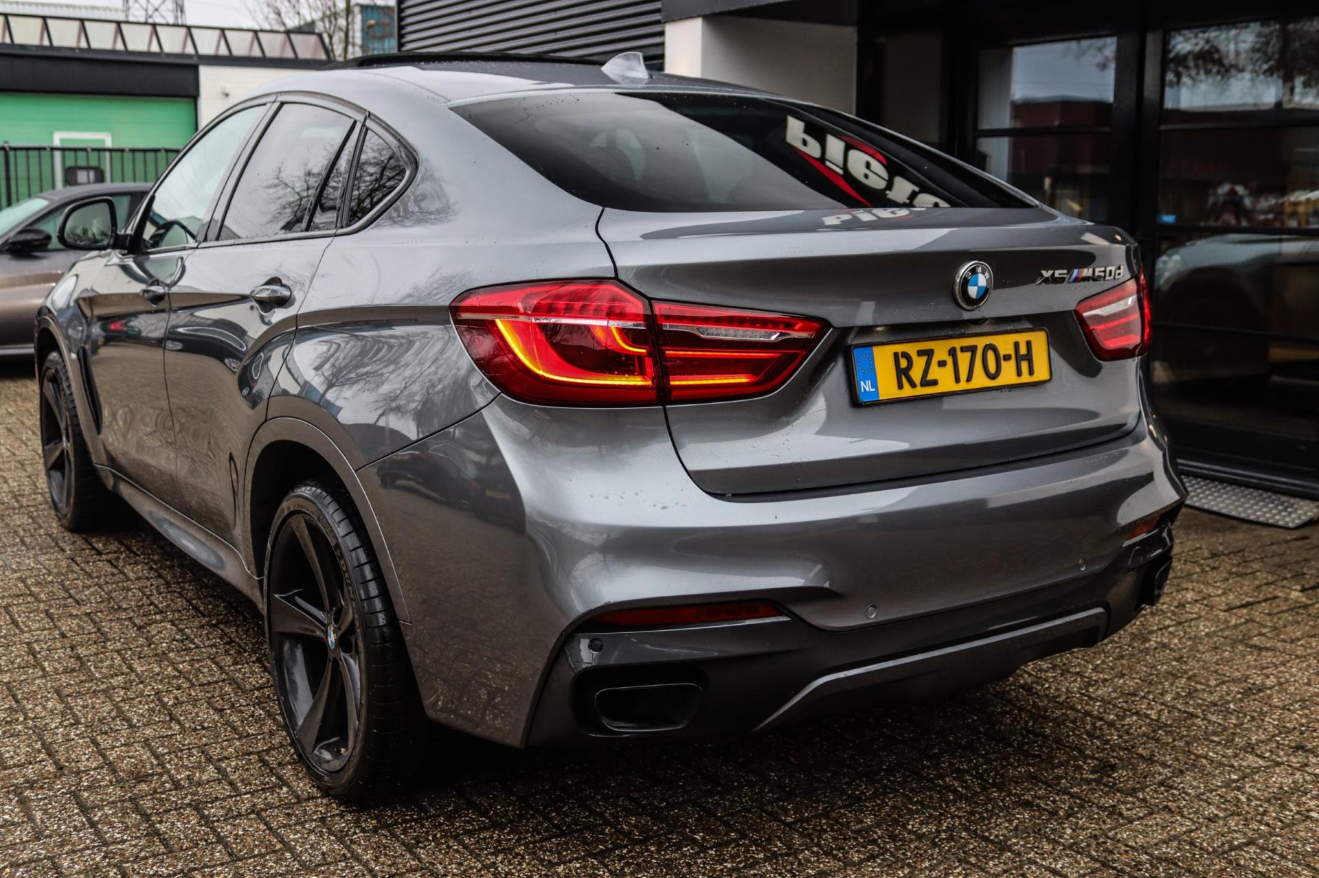 Foto van BMW X6 M50d