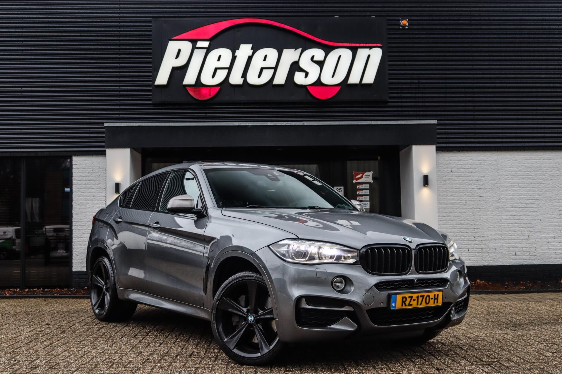 BMW X6 M50d M50d DEALER OH FACELIFT PANO 360 MEMORY H&K VOL OPTIE 2015 - voorkant