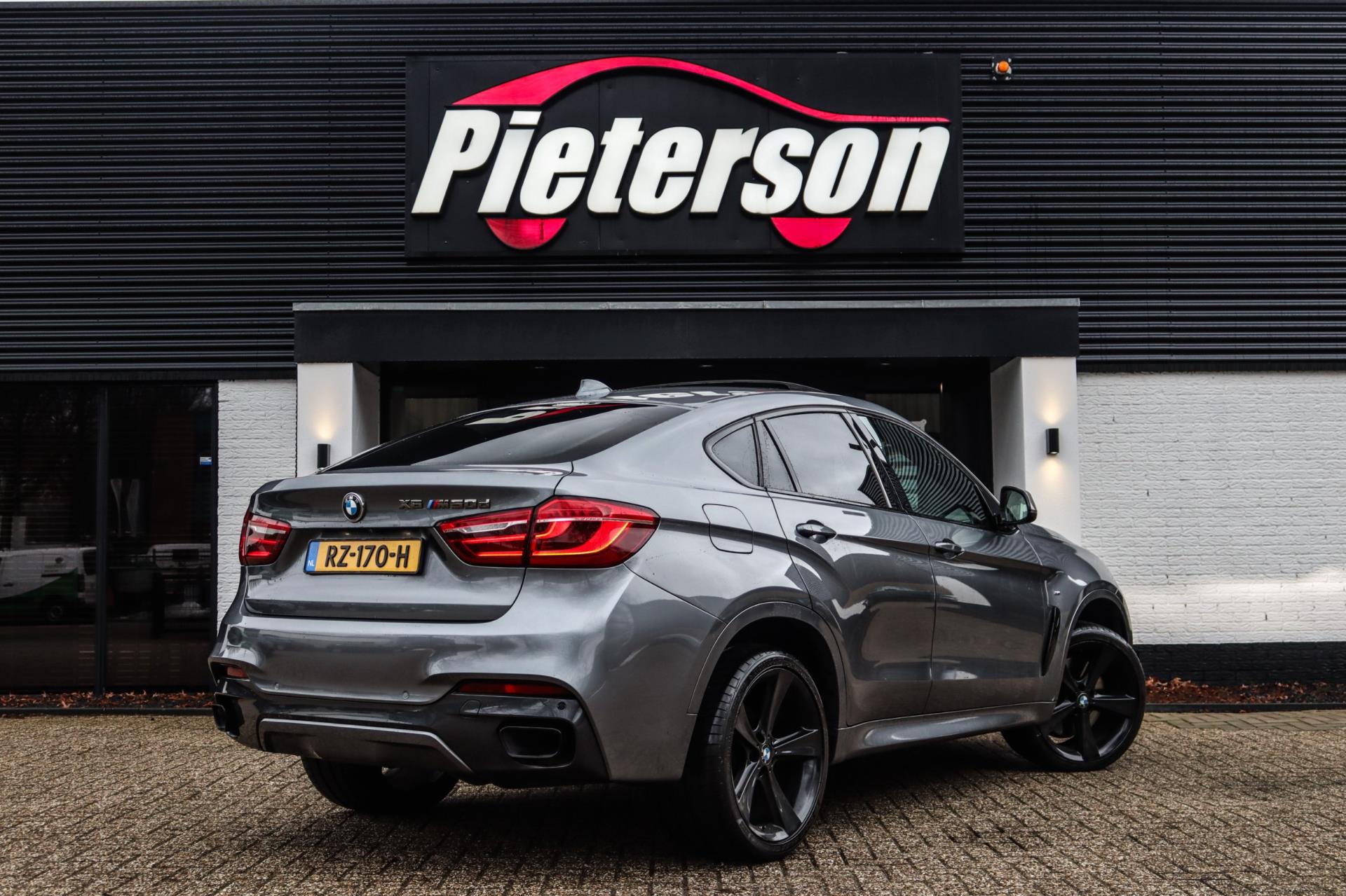 Foto van BMW X6 M50d