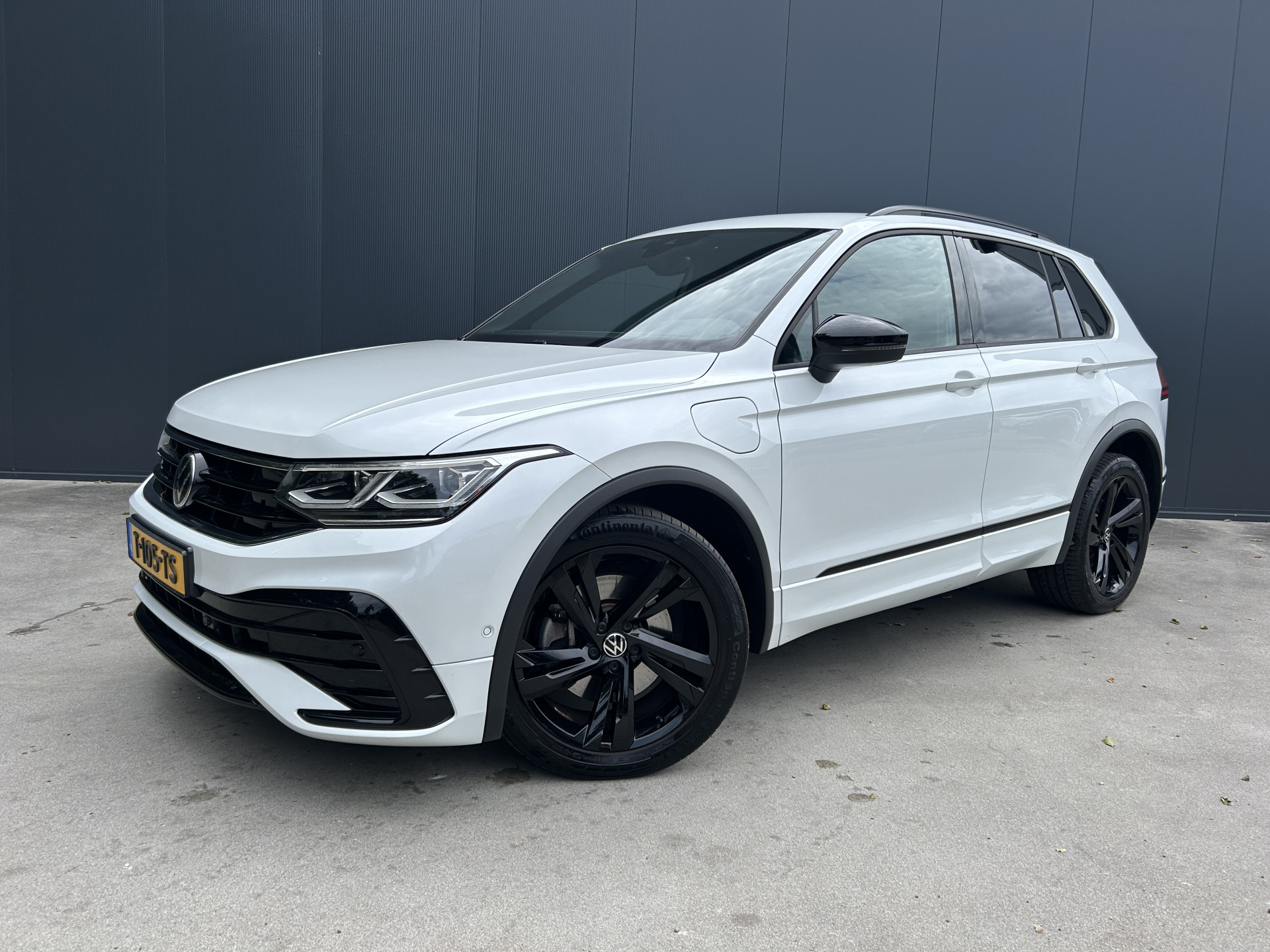Volkswagen Tiguan 1.4 TSI eHybrid R-Line PHEV TREKHAAK VIRTUAL COCKPIT ADAPT CRUISE CAMERA PARK ASSIST LED NAVI ECC 2021 - voorkant