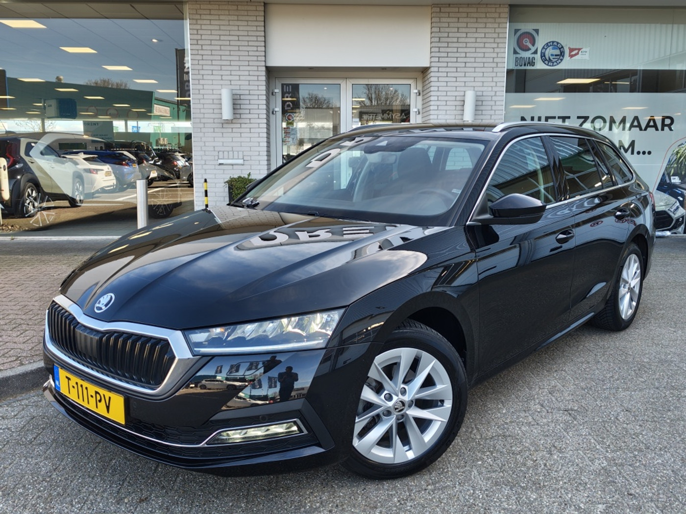 Skoda Octavia 1.0 e-TSI Business Edition Plus | Trekhaak | Navi | Sensoren v/a 2023 - voorkant