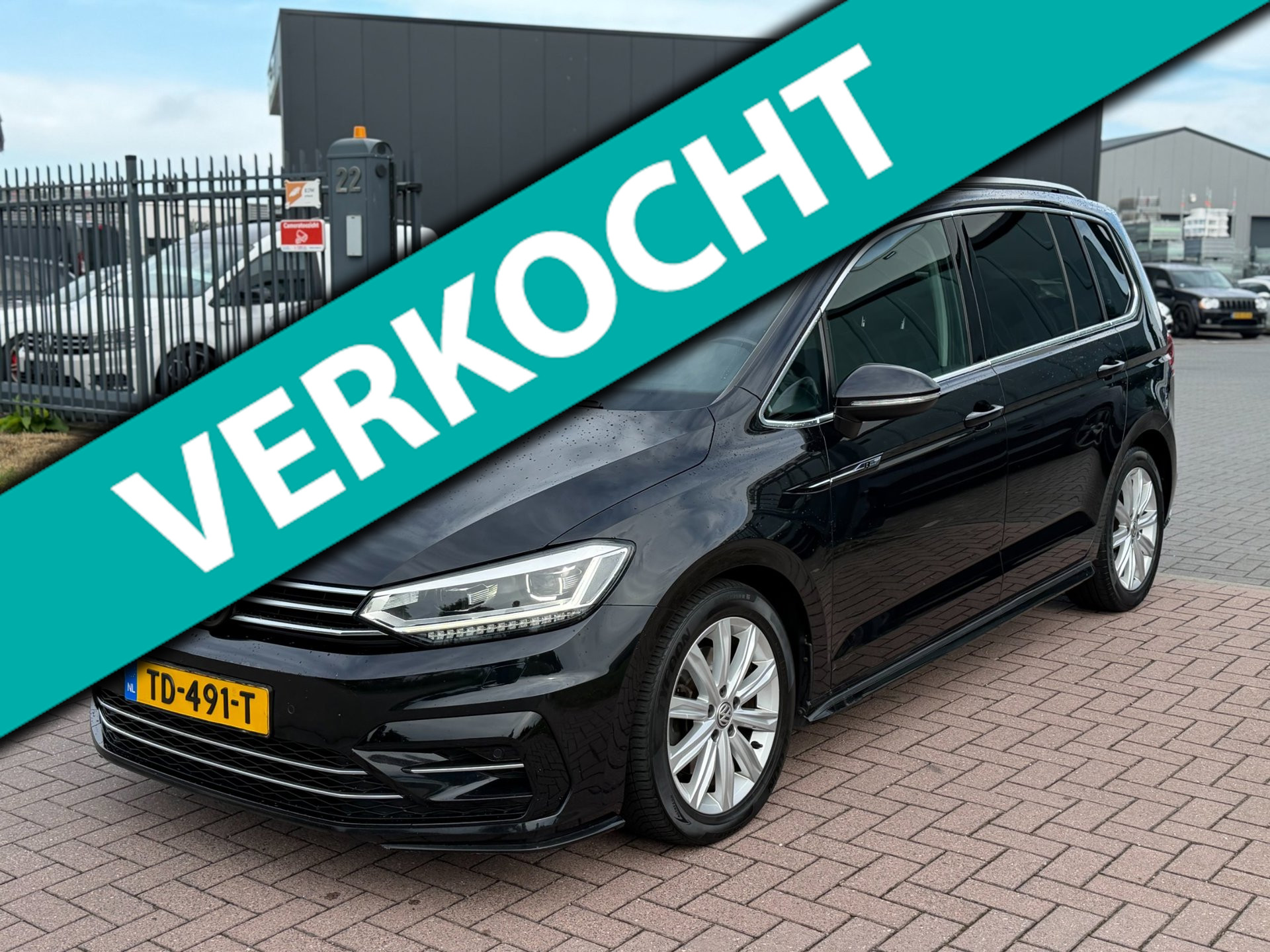 Volkswagen Touran 1.8 TSI Highline Business R-Line 7P 180PK DSG Pano 2017 - voorkant