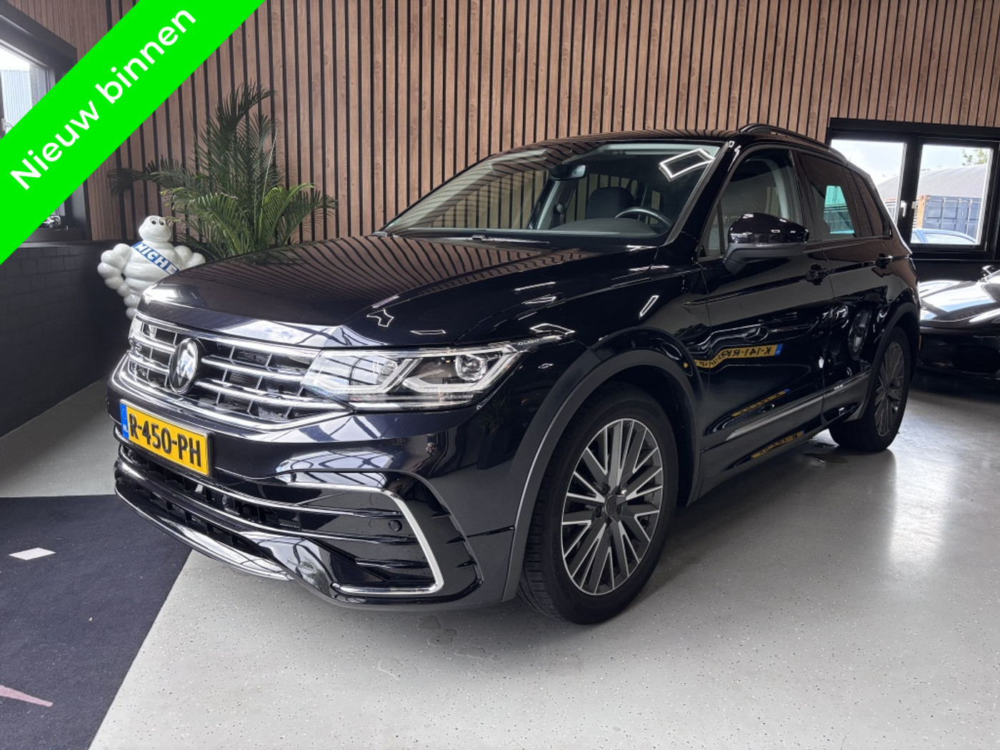 Volkswagen Tiguan 1.5 TSI R-LINE/IQ.LIGHT/TREKHAAK/STUURVERWARMING 2020 - voorkant