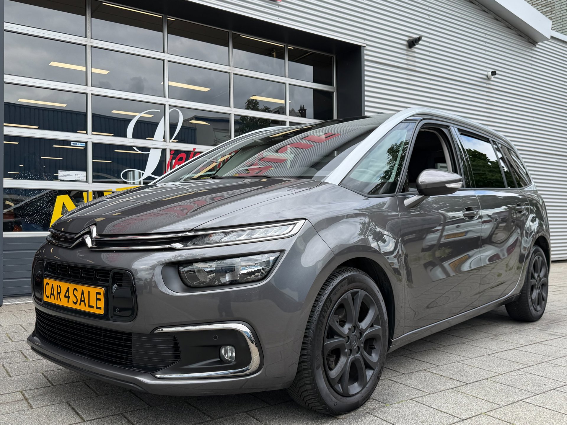 Citroen Grand C4 Spacetourer 1.2 PureTech SHINE - 7 Personen - Apple CarPlay/Navigatie I Airco I LED I PDC I Sport velgen I 2020 - voorkant