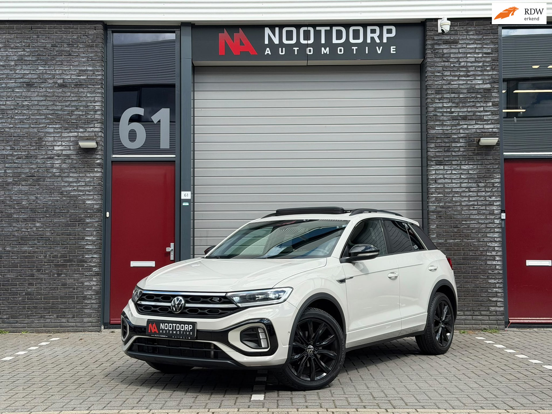 Volkswagen T-roc 1.5 TSI 3xR-Line Pano/IQ/Keyless/Camera/vol 2023 - voorkant