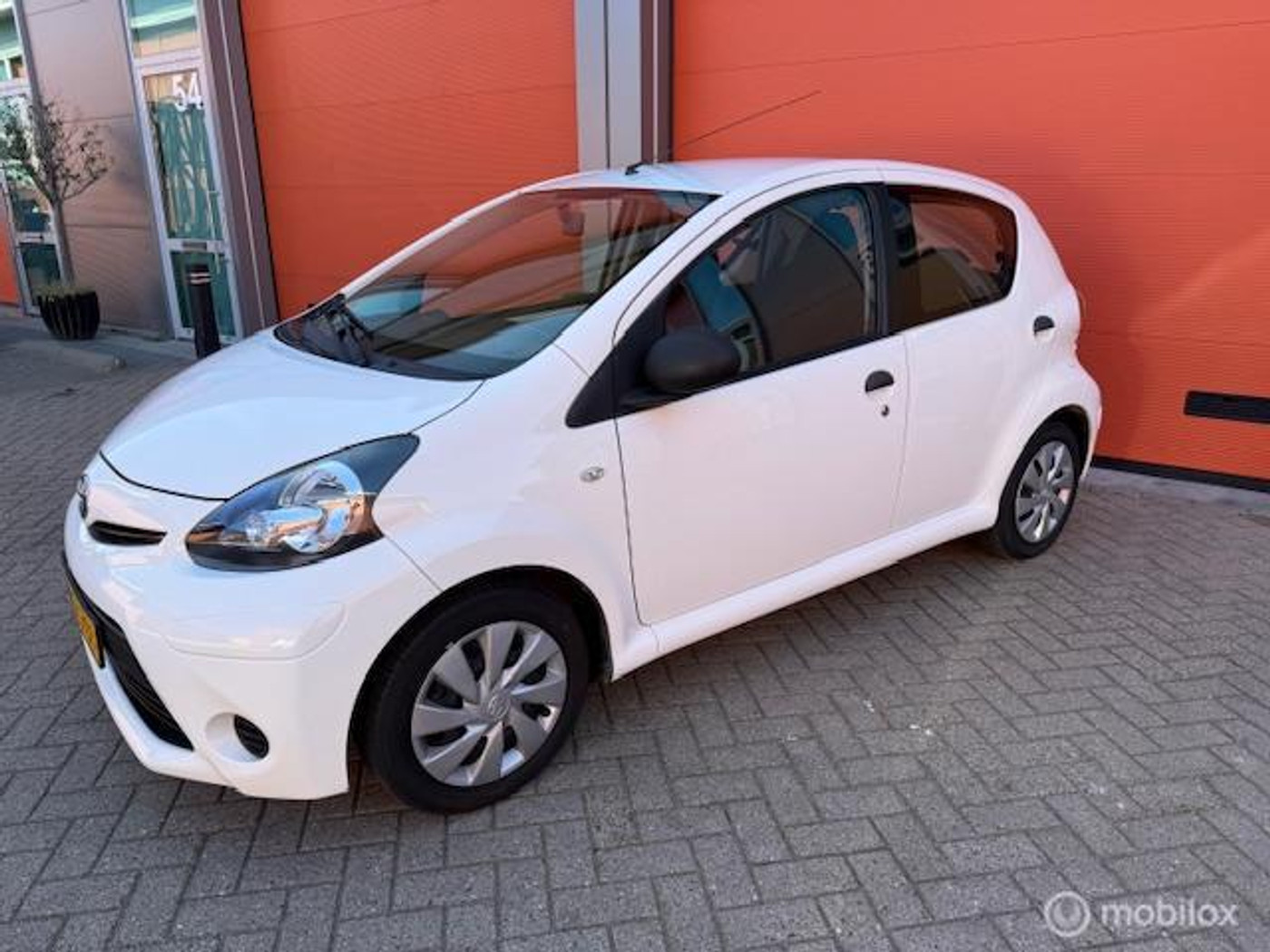 Toyota Toyota Aygo 1.0 VVT-i Now 5 DRS APK 03-2027 KM NAP 2014 - voorkant