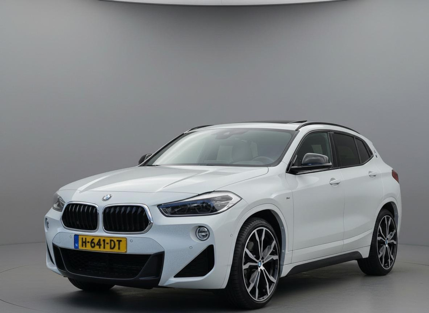 BMW X2 Sdrive20i sDrive20i M-Sport | Pano | Sportstoelen | Trekhaak | Camera 2020 - voorkant