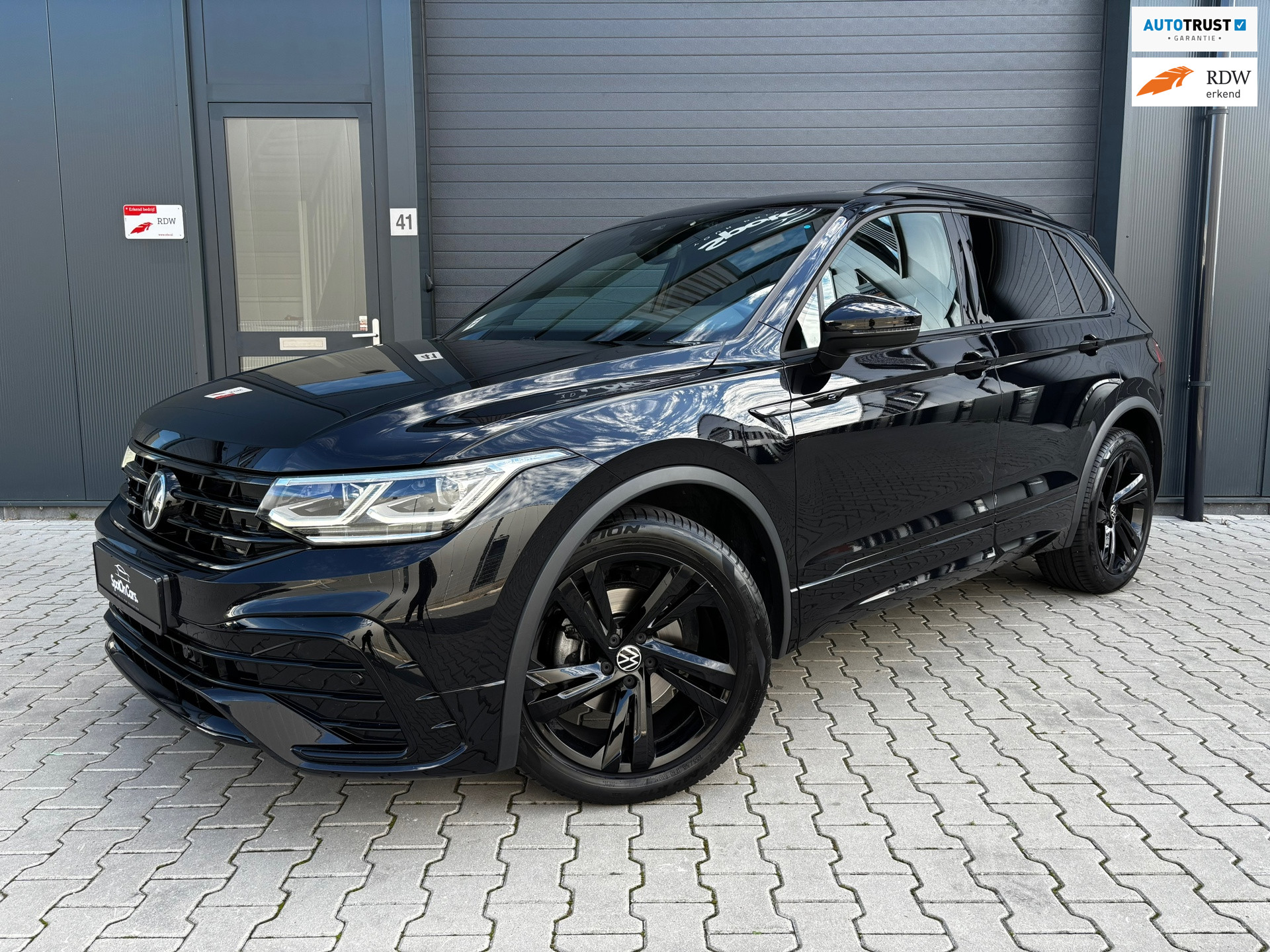 Volkswagen Tiguan 1.5 TSI R-Line Black Style PANO IQ CAMERA ACC 2023 - voorkant