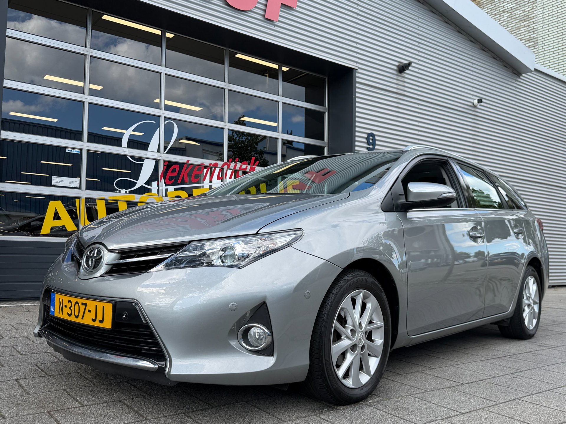 Toyota Toyota Auris 1.3 Aspiration - Airco I Xenon / LED I PDC I Sport velgen I trekhaak I Dealer onderhouden 2014 - voorkant