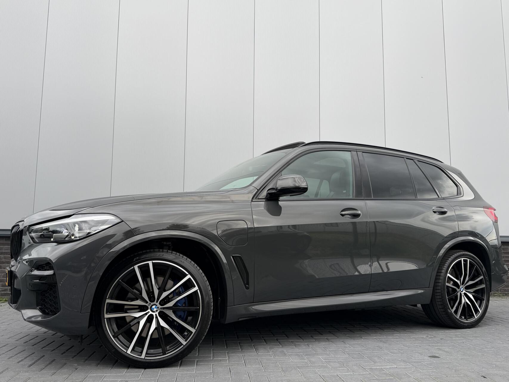 BMW X5 Xdrive45e xDrive45e High Executive M-Sport|PANO|HK 2022 - voorkant