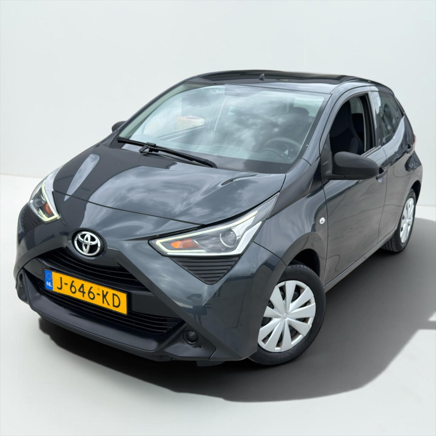 Toyota Toyota Aygo 1.0 VVT-i x-fun 2 jaar APK 2020 - voorkant