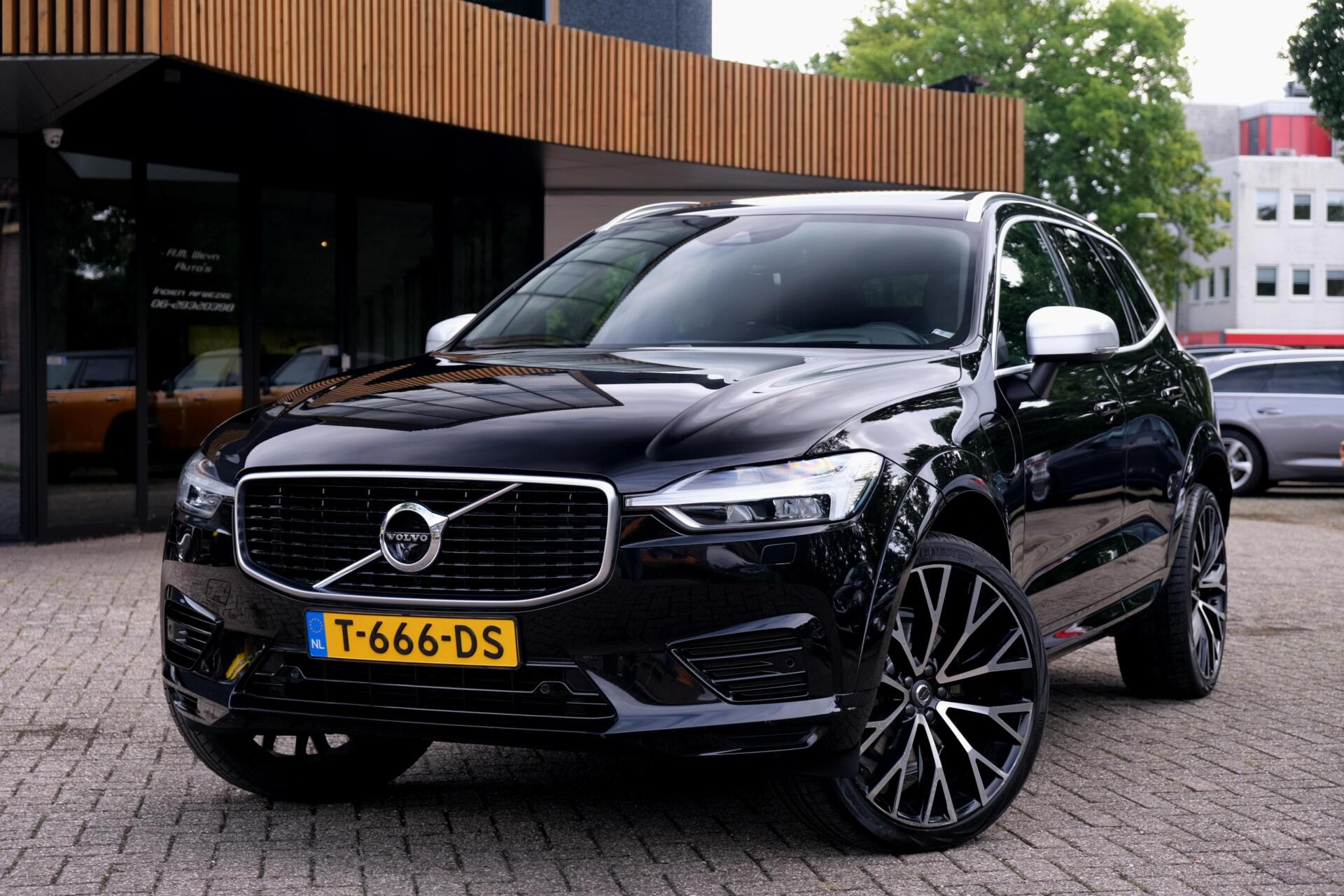 Volvo Xc60 T8 Twin Engine 2.0 T8 Twin Engine AWD R-Design|Rijklaar!|Luchtvering|Pano|HK|HUD|ACC|PilotAssist|ACC|Trekhaak|Winterpakket|Standkachel 2019 - voorkant