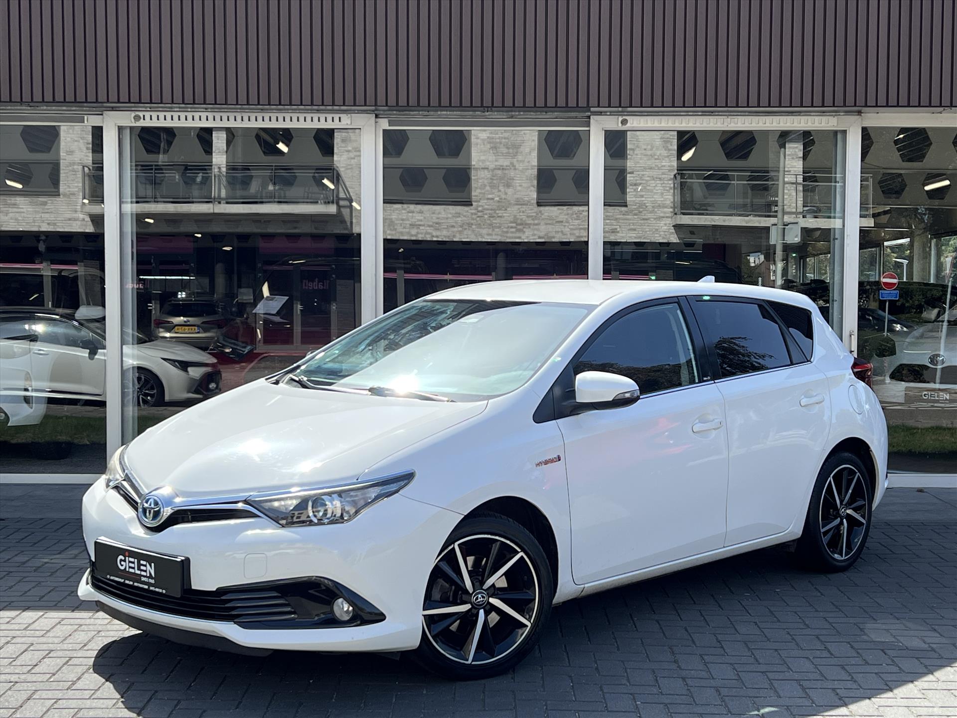 Toyota Toyota Auris 1.8 Hybrid Dynamic Plus | 17 inch, Stoelverwarming, Privacy glass, Parkeercamera, Bluetooth 2018 - voorkant