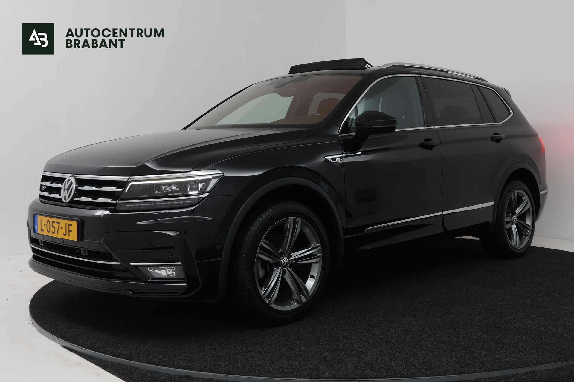 Volkswagen Tiguan 1.5 TSI Highline Business R 7p (PANORAMADAK, STOELVERWARMING, CAMERA, NAVIGATIE) 2021 - voorkant