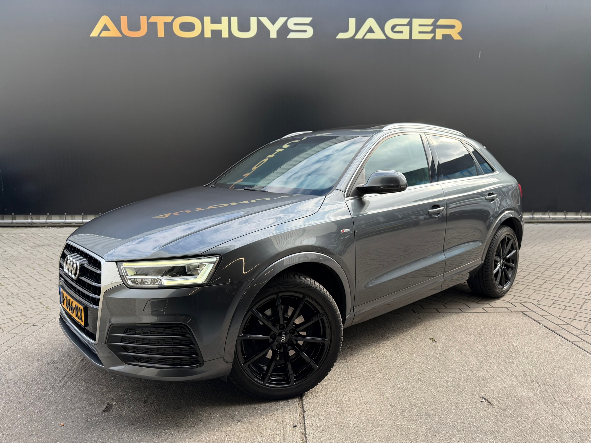Audi Q3 2.0 TFSI Quattro Pano Dodehoek Camera Elek.Stoel Keyless 2015 - voorkant