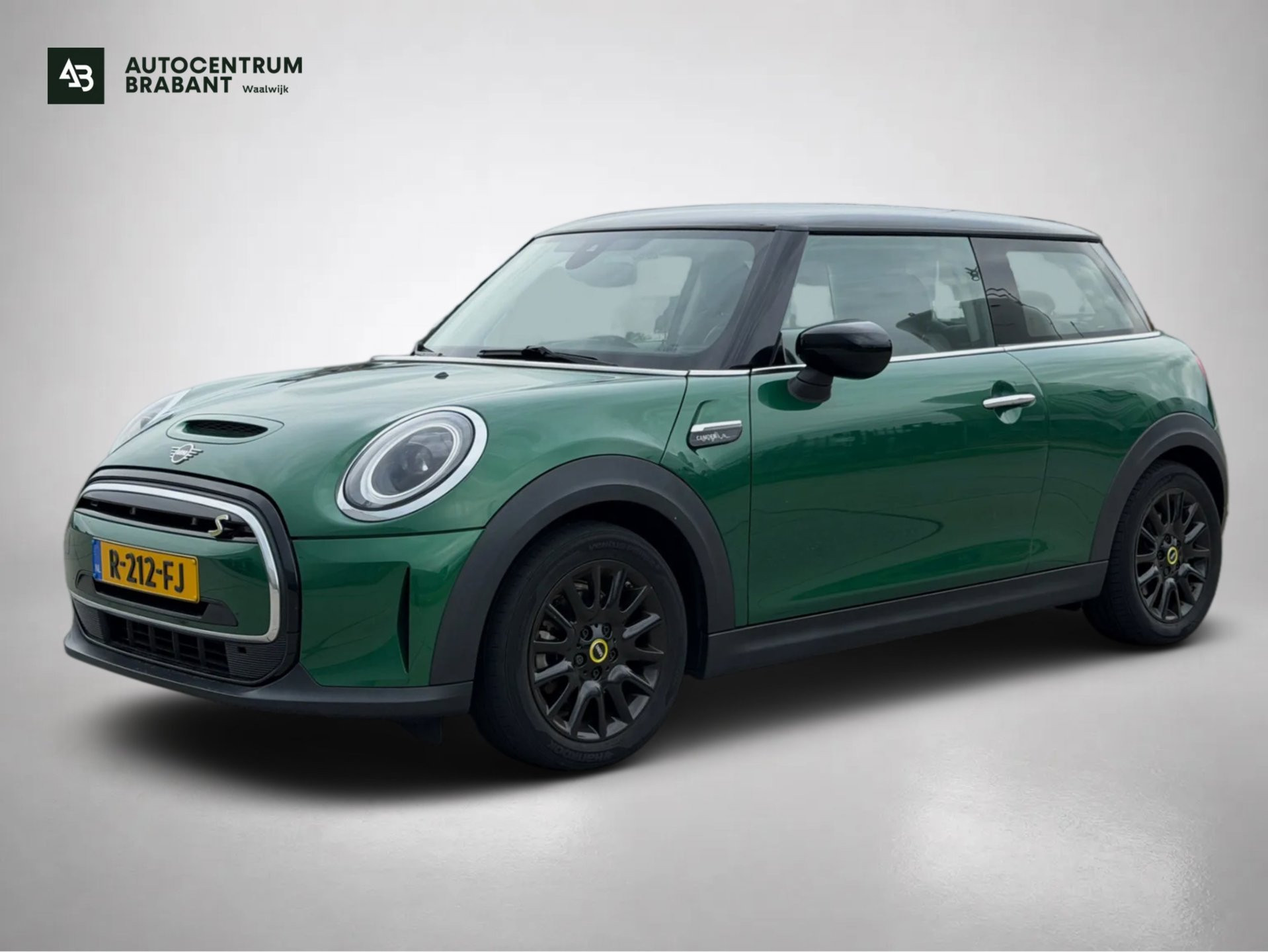Mini Cooper Se Camden Edition 33 kWh (NL-auto, 1e Eig, Dealer OndH, Carplay, StoelV, PDC, Navi, Climate Con, Cruise Con, Etc) 2022 - voorkant