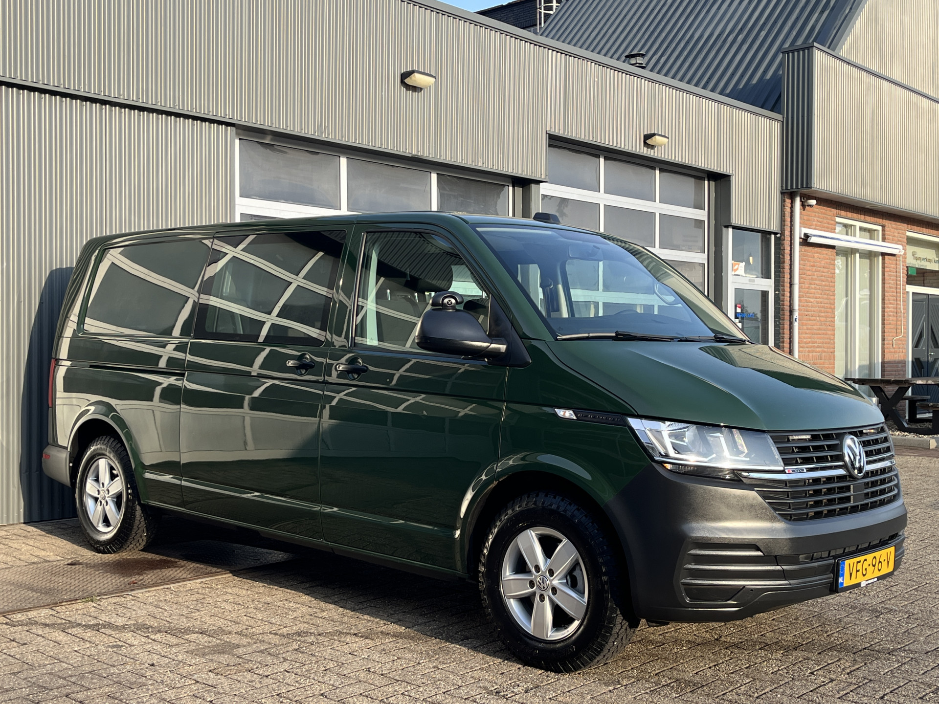 Volkswagen Transporter 2.0 TDI L2H1 4x4 DC 2020 - voorkant