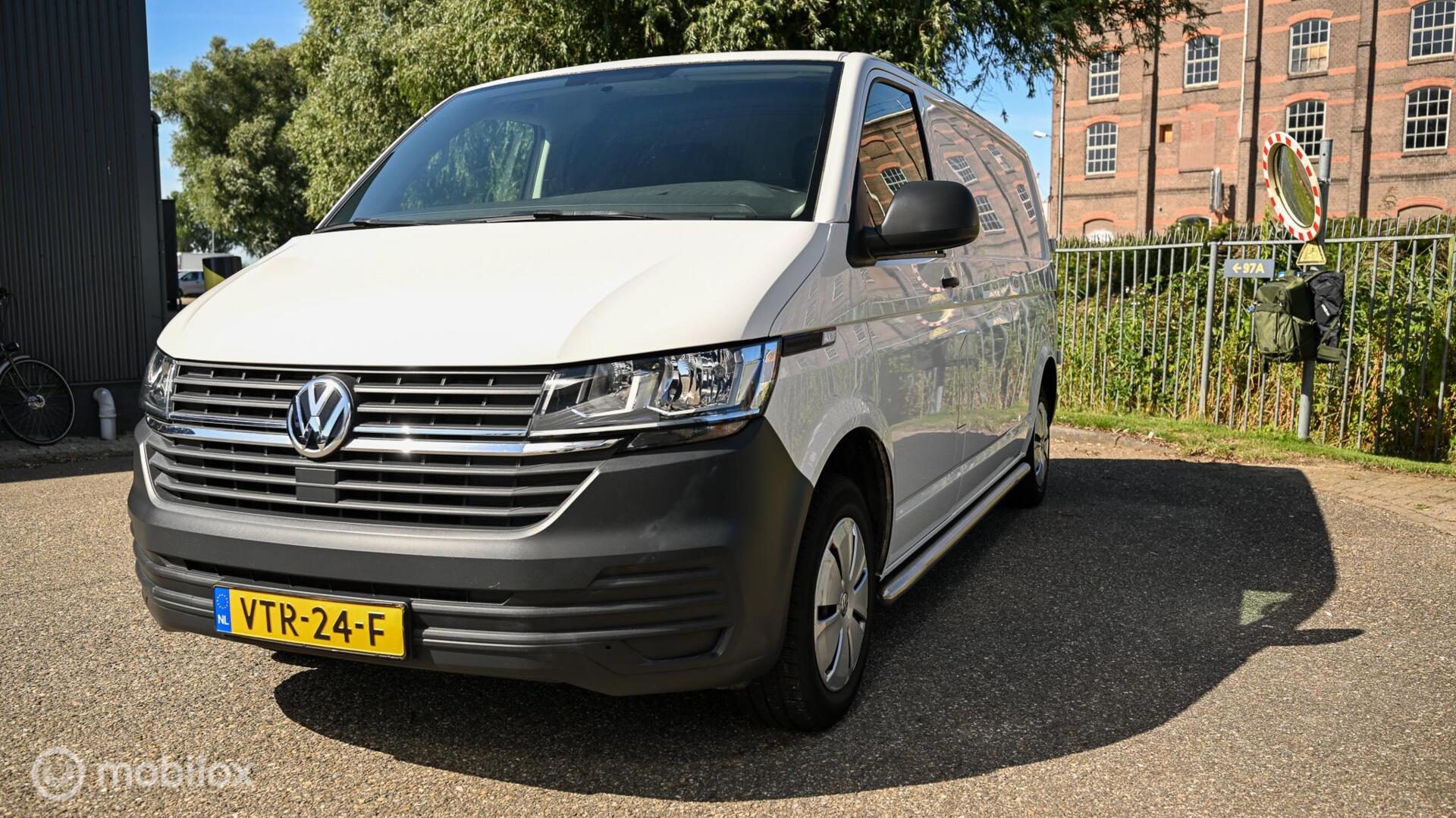 Volkswagen Transporter 2.0 TDI L2H1 28 2023 - voorkant