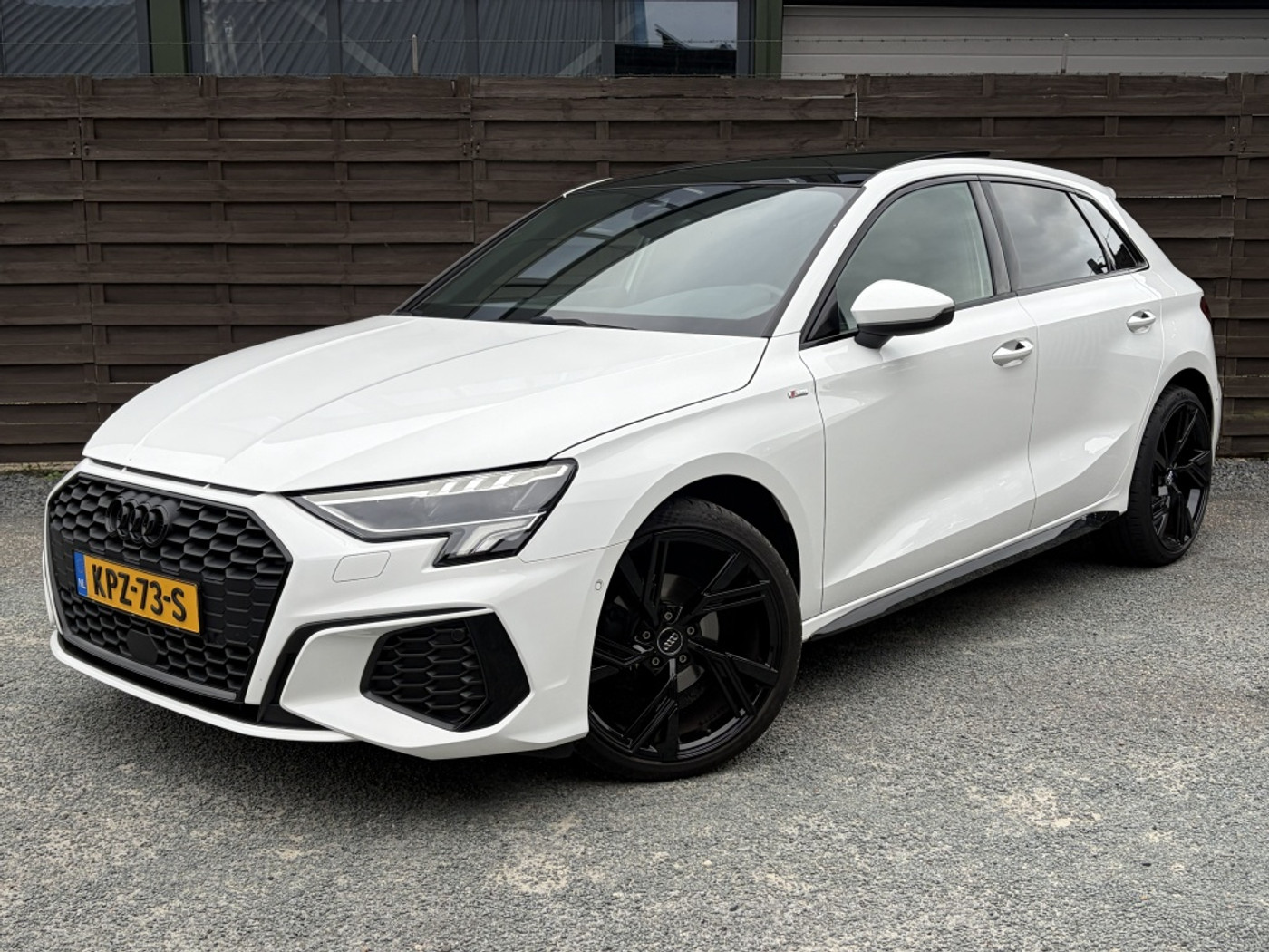 Audi A3 Sportback 30 TFSI S edition / PANO / NAVI / CARPLAY / CAMERA / SLINE 2023 - voorkant