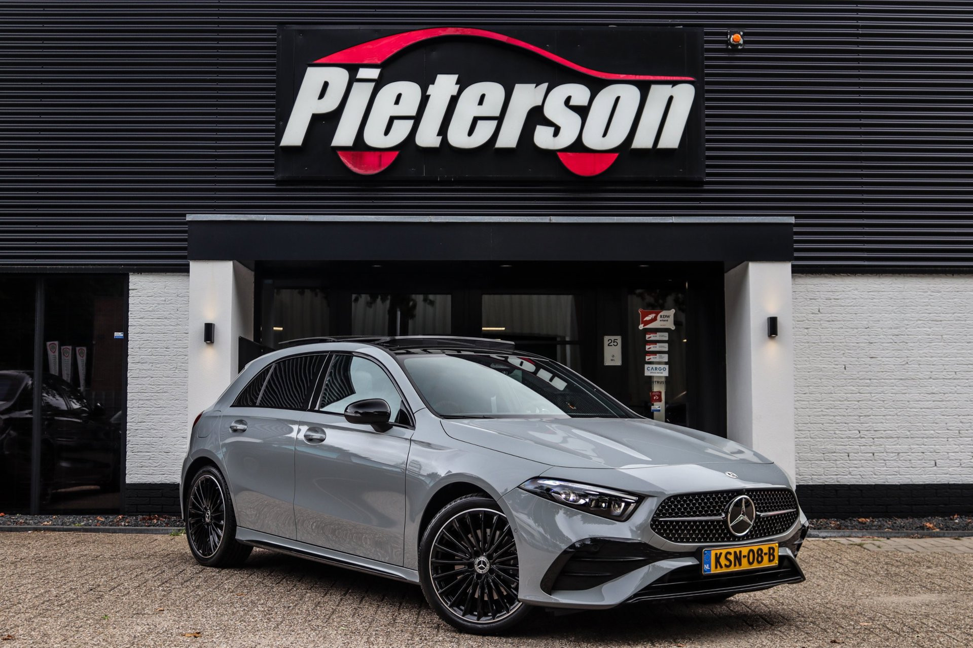 Mercedes-Benz A 250 E 250 e AMG NIEUW PANO SFEER ACC BTW 2026 - voorkant