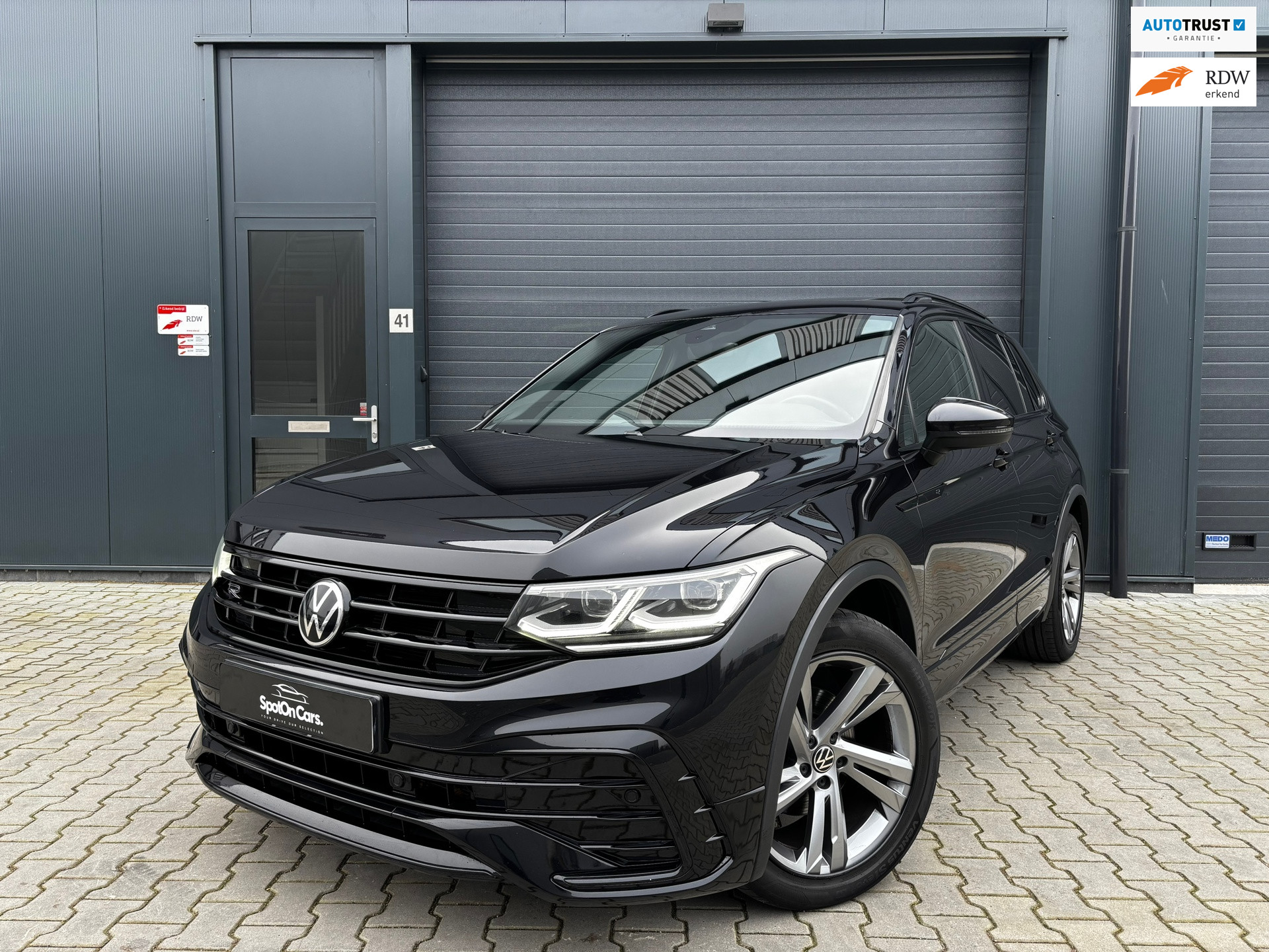 Volkswagen Tiguan 1.5 TSI R-Line Black Style PANO IQ CAMERA ACC 2021 - voorkant