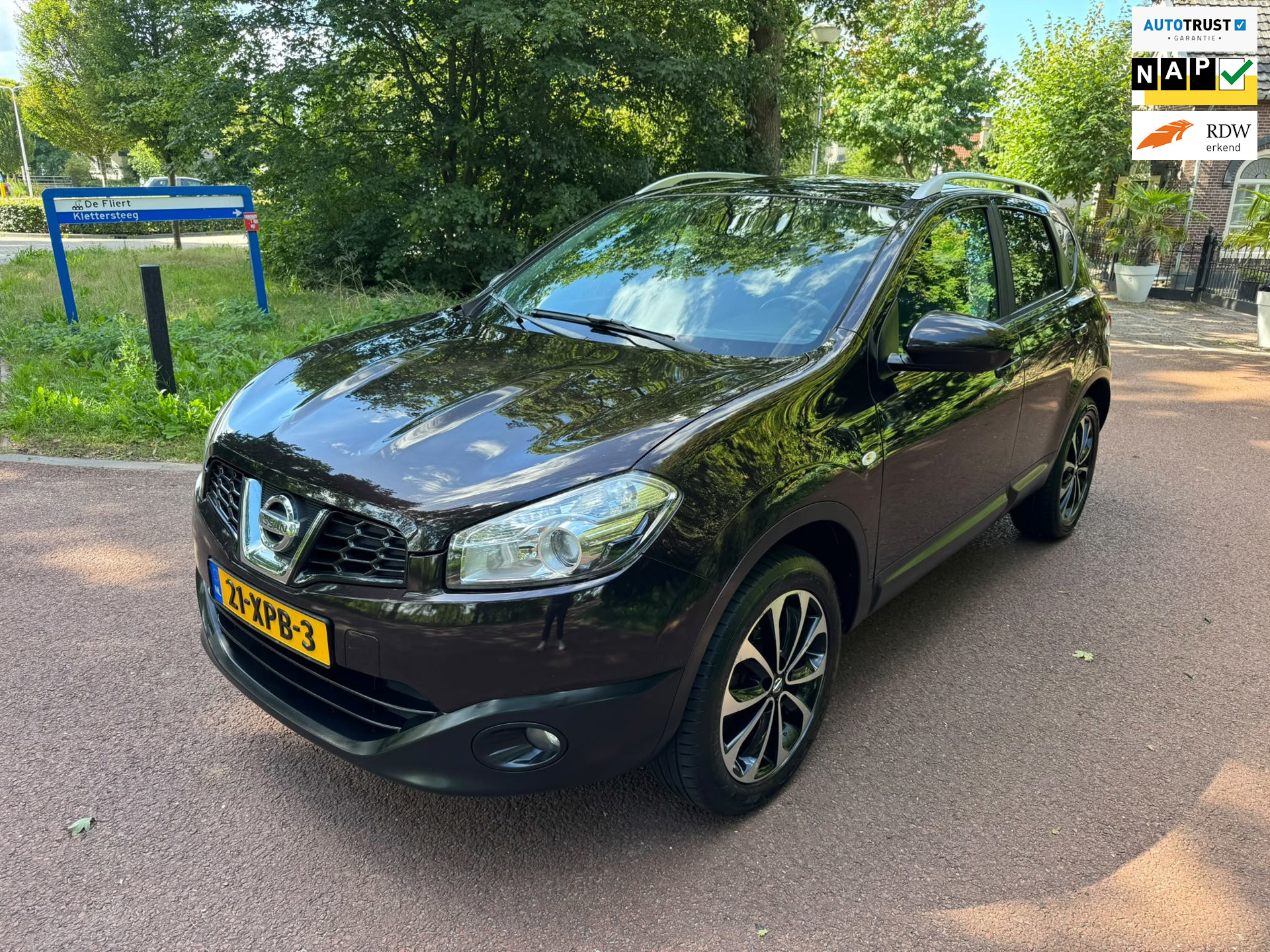 Nissan Nissan Qashqai 1.6 Connect Edition / Navi / Camera / Pano / Airco / NAP / Aux 2012 - voorkant