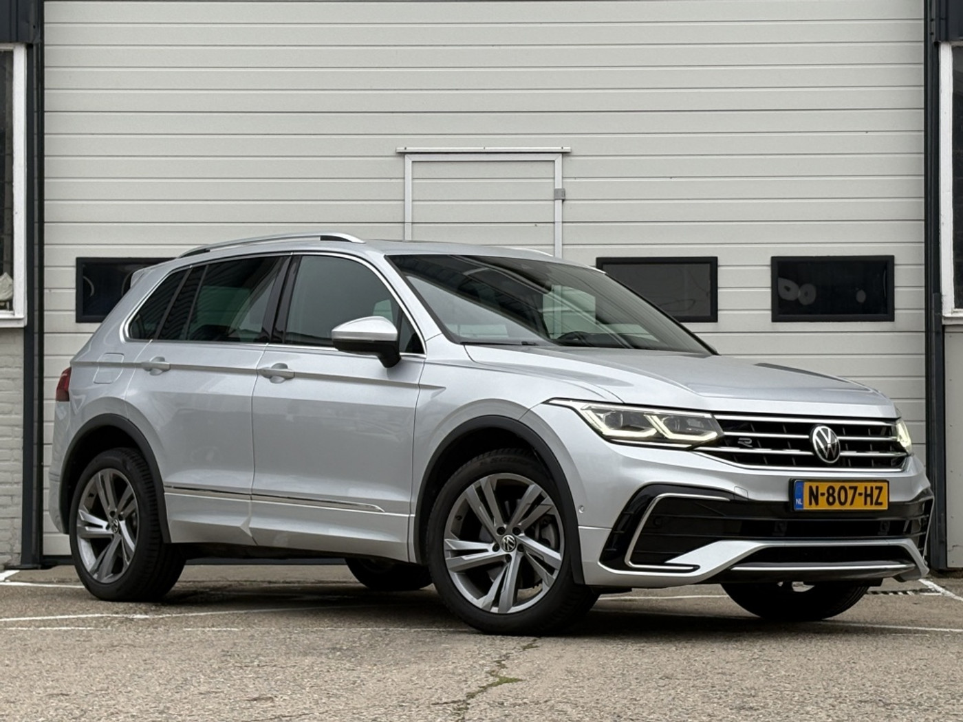 Volkswagen Tiguan 1.4 TSI eHybrid R-Line Business+ Panorama | Elekt. Trekhaak | IQ Light 2021 - voorkant