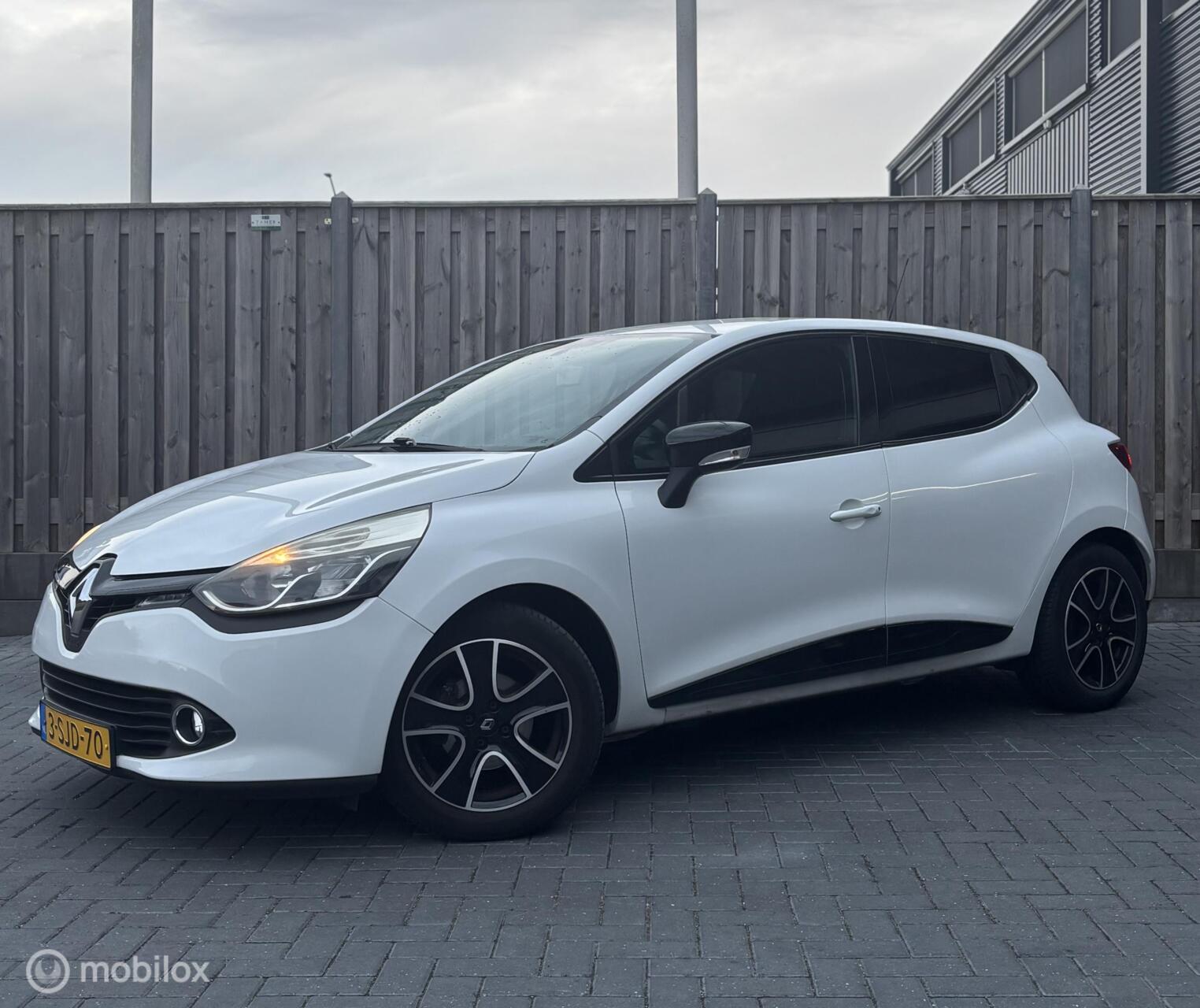 Renault Clio 0.9 TCe  Expression/CRUISE/NAVI/BLUETOOTH/NAP/ 2013 - voorkant