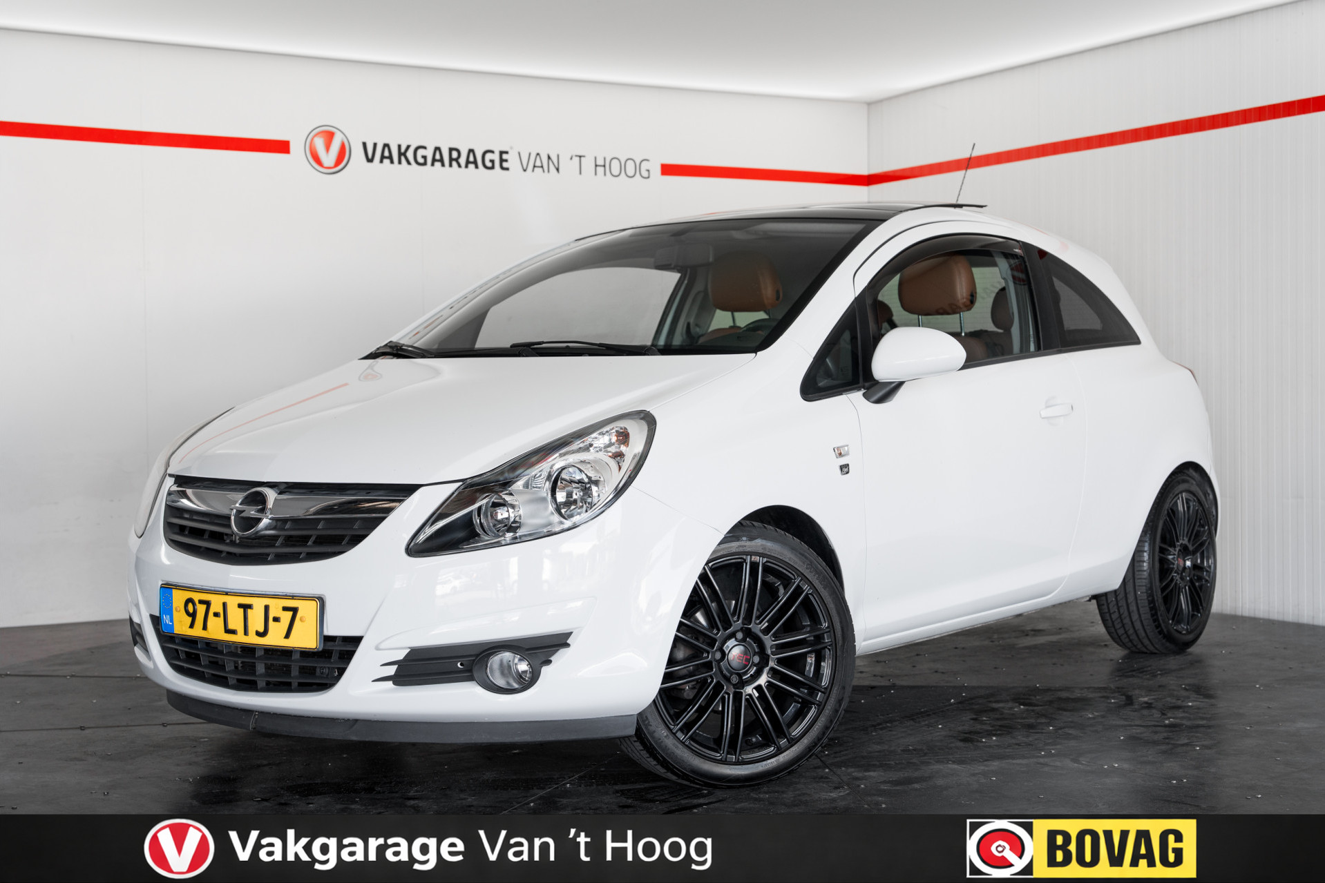 Opel Corsa 1.2-16V '111' Edition Automaat,Leder,Panoramadak,17' inch Lm velgen 2010 - voorkant