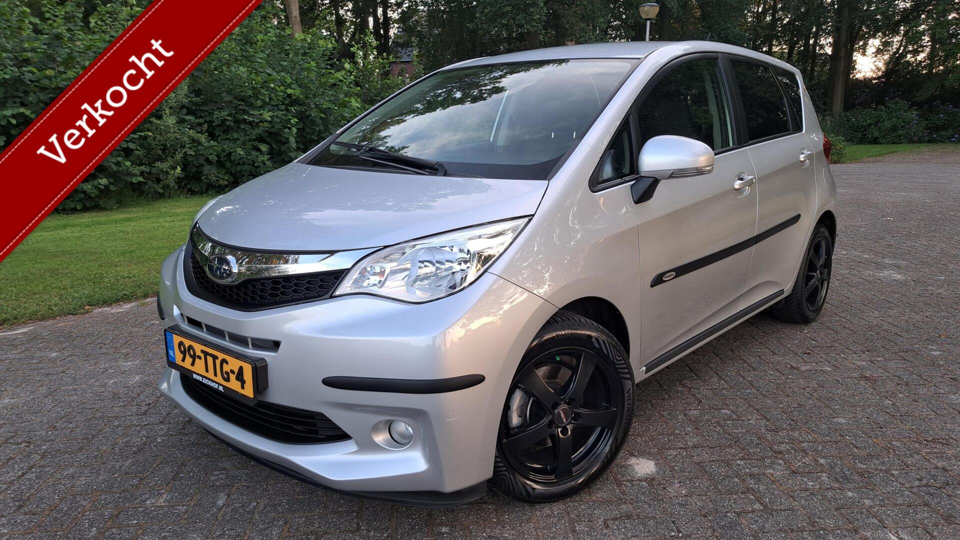 Subaru Subaru Trezia 1.3 Luxury LEDER NAVI BLUETOOTH DEALER OH! 2012 - voorkant