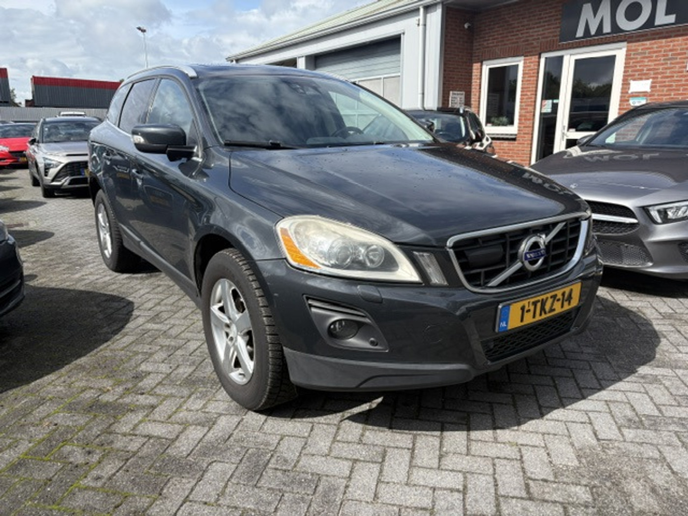 Volvo Xc60 2.4D R-Design  Pano  Leer  APK 09-27 2010 - voorkant