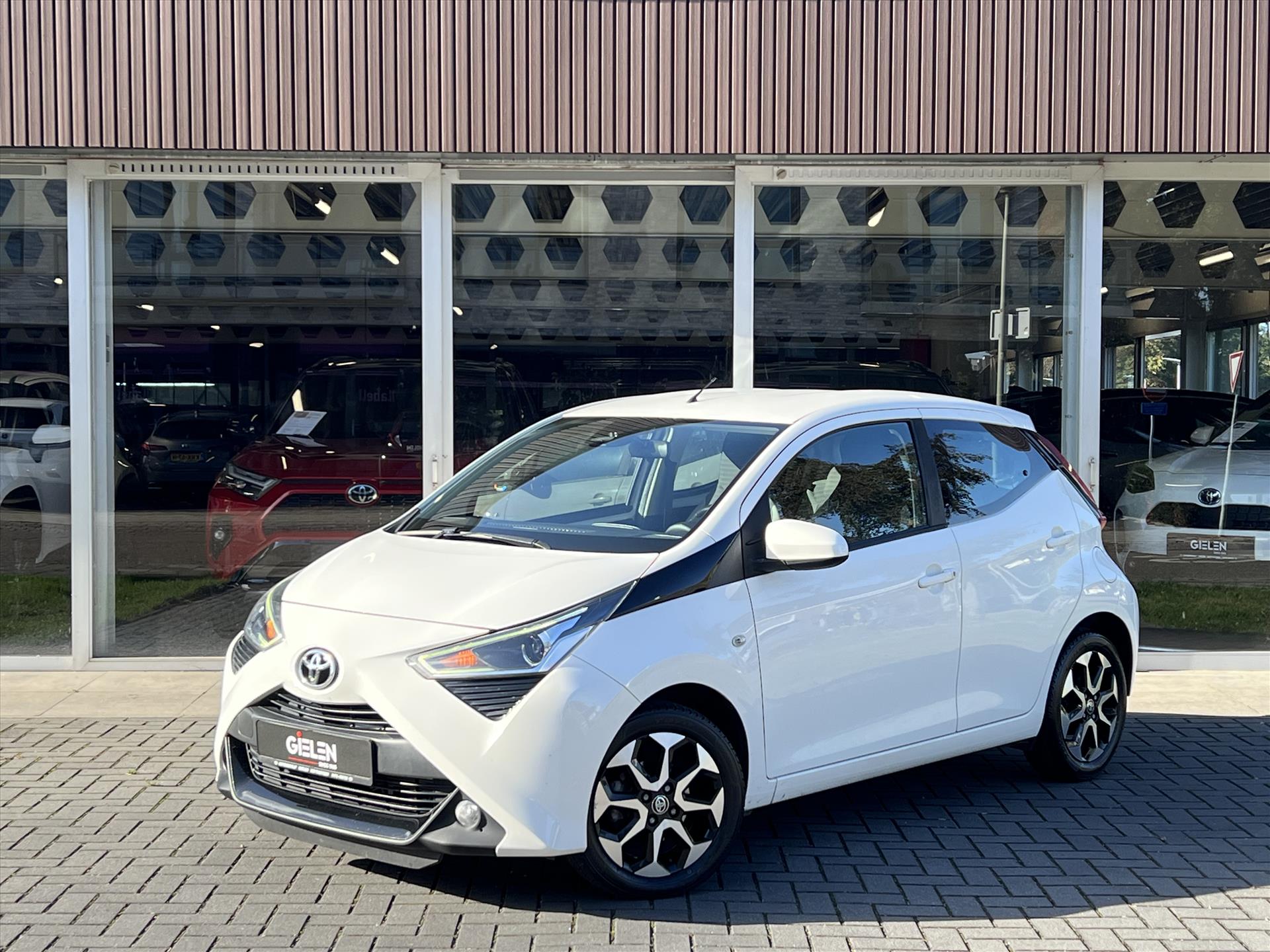 Toyota Toyota Aygo 1.0 VVT-i X-joy | Apple CarPlay/Android Auto, Airco, Lichtmetalen velgen, Safety Sense, Mistlampen 2019 - voorkant