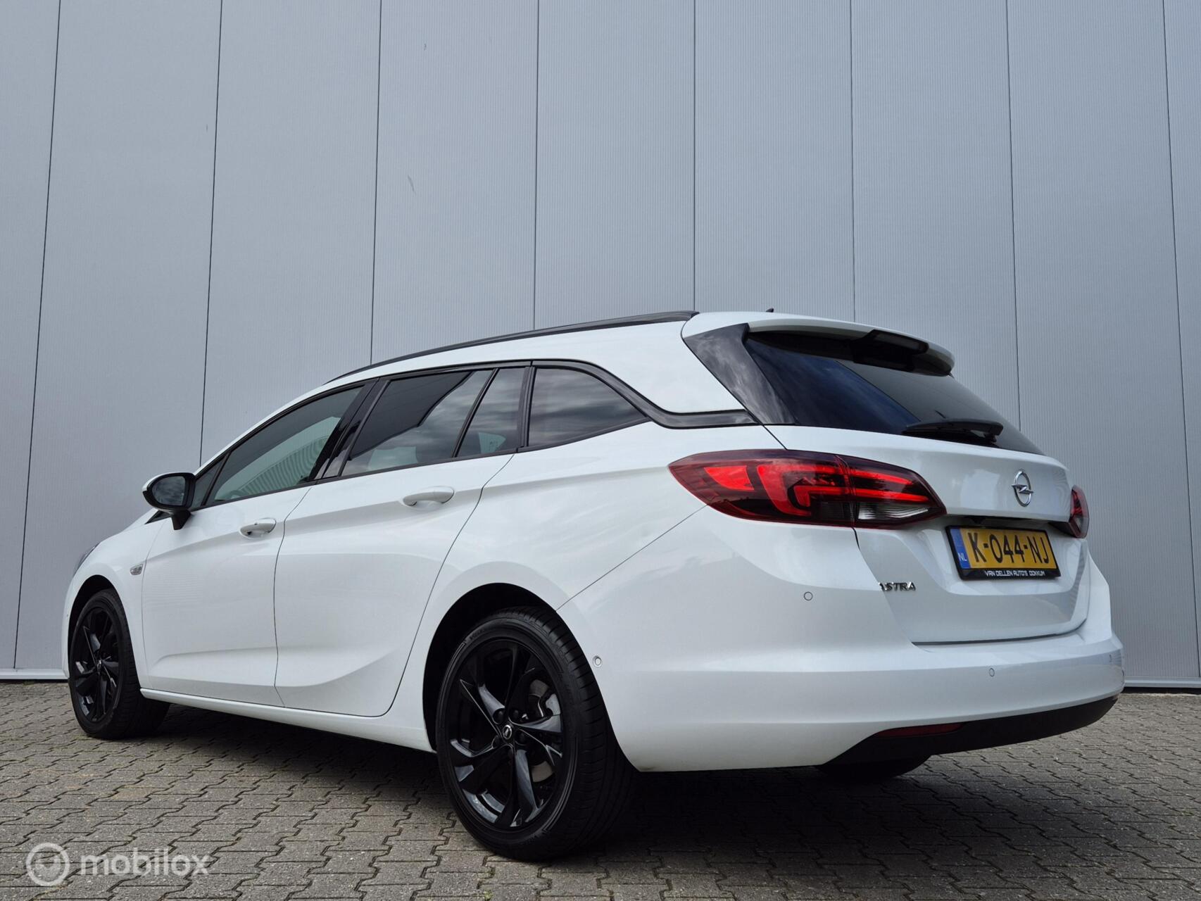 Foto van Opel Astra Sports Tourer+