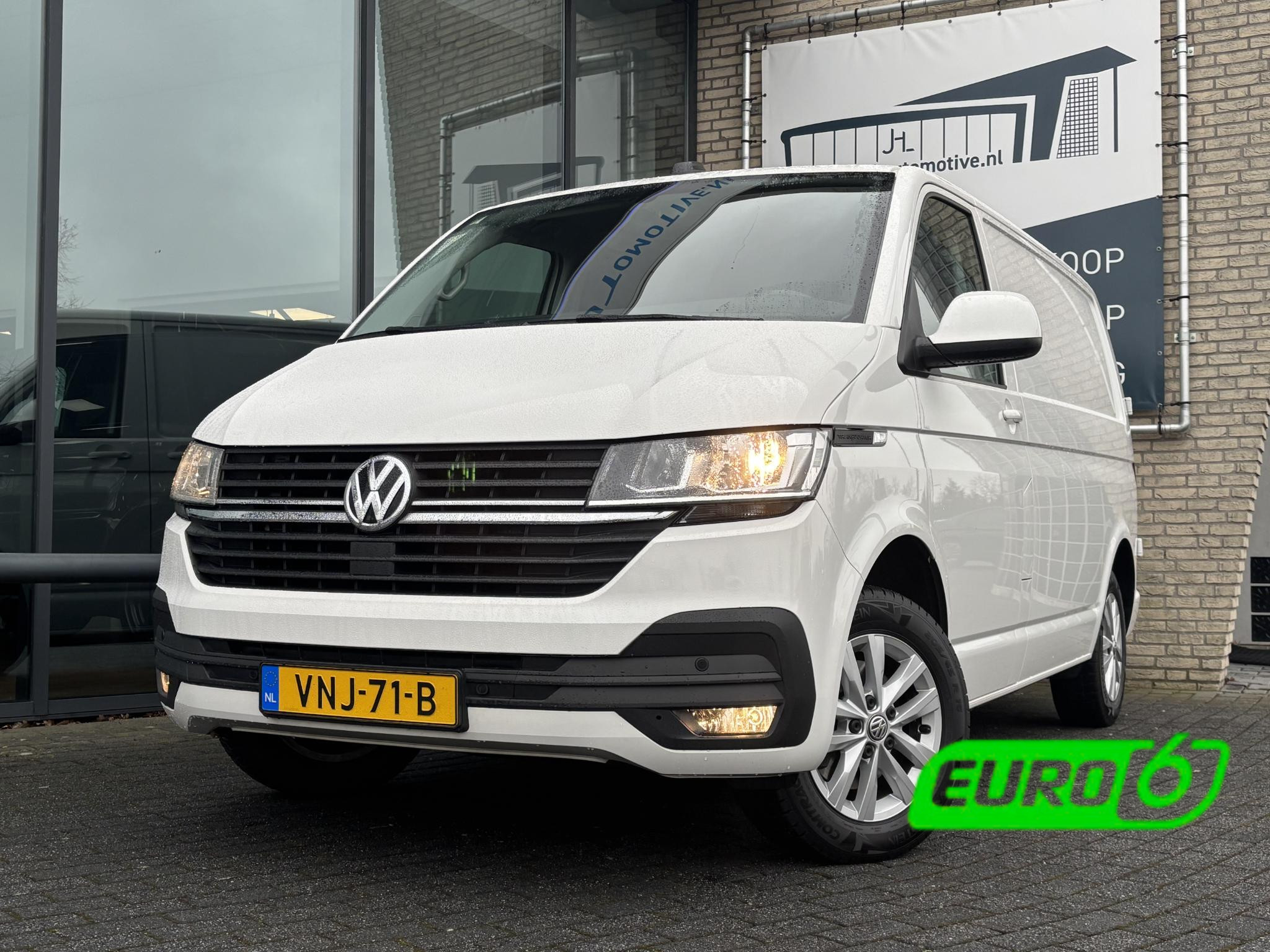Volkswagen Transporter 2.0 TDI L1H1*AUTOM.*CARPLAY*A/C*CRUISE*NAVI*HAAK* 2022 - voorkant