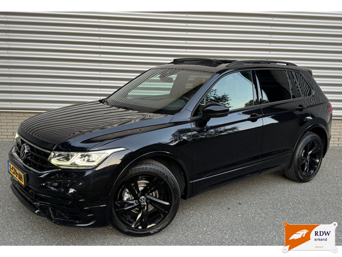 Volkswagen Tiguan 1.5 TSI R-Line Pano | Stuurverw. 2021 - voorkant