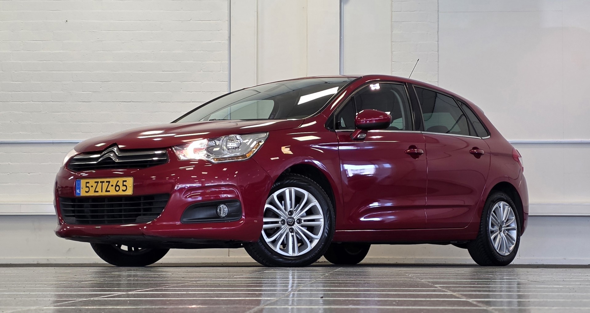 Citroen C4 1.2 PureTech Collection 100% onderhouden Trekhaak Parkeerhulp DAB 2e Eigenaar 2015 - voorkant