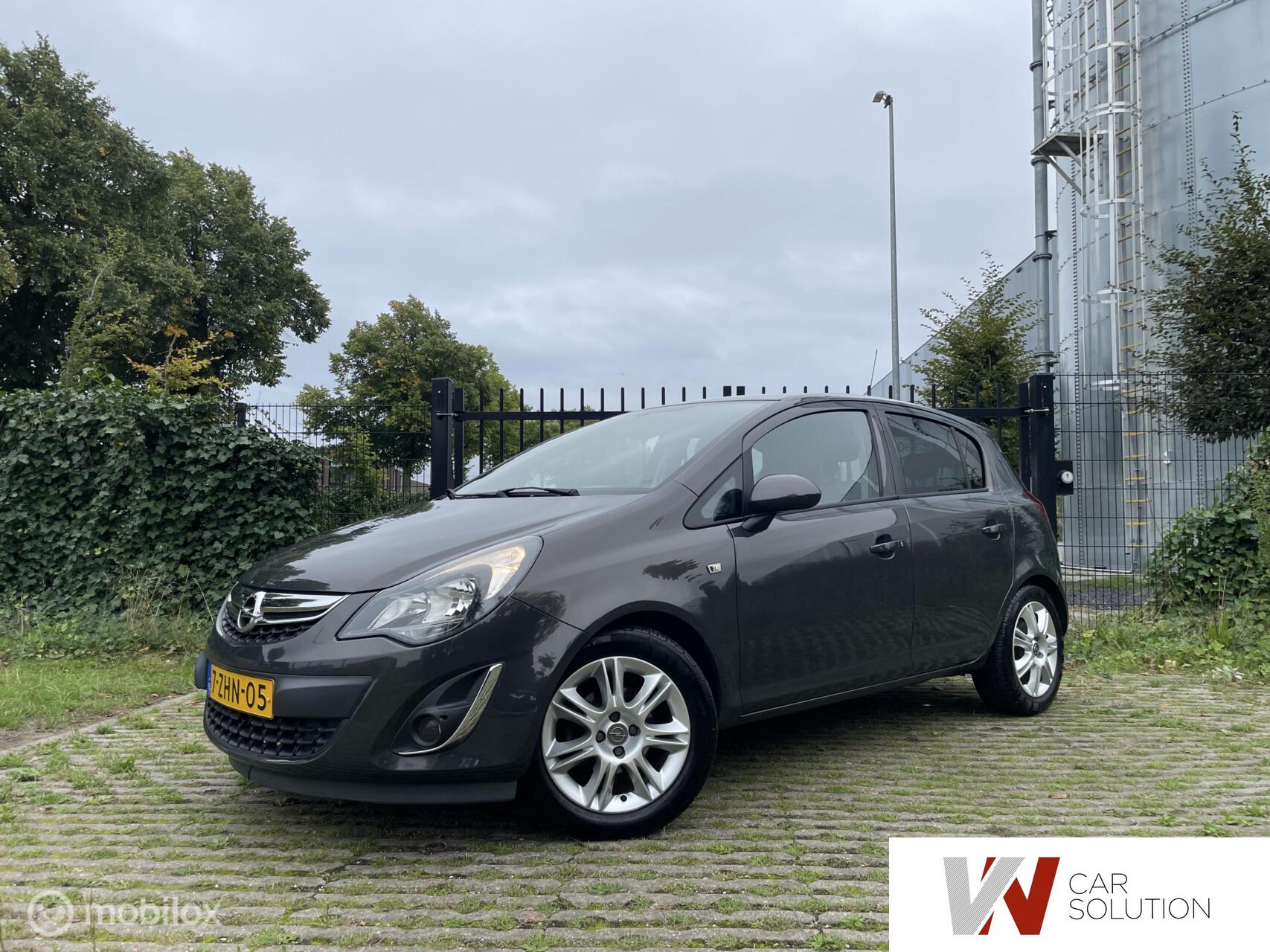 Opel Corsa 1.4-16V Cosmo 2015 - voorkant