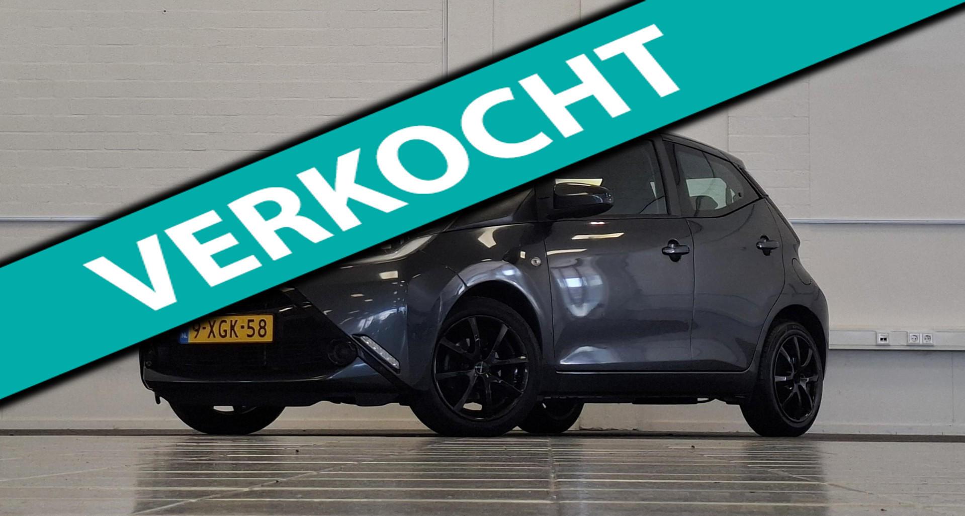 Toyota Toyota Aygo 1.0i VVT-i x-play Camera LM velgen 5drs LM Velgen 2014 - voorkant