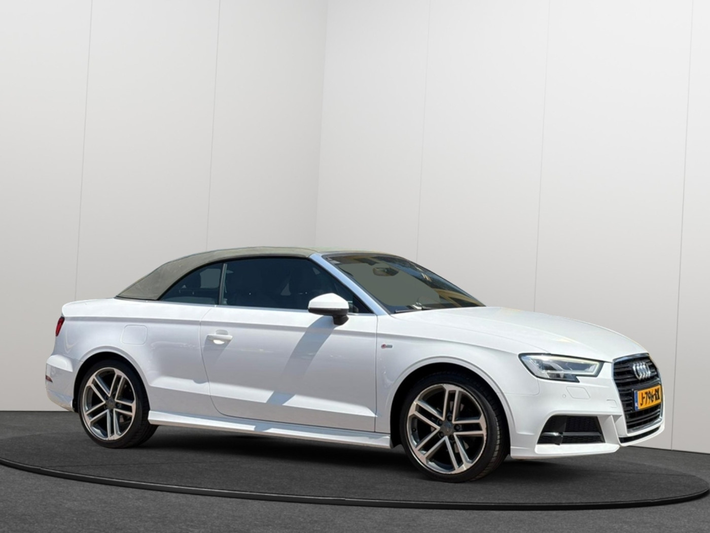 Audi A3 Cabriolet 1.5 TFSI | AUTOMAAT 2017 - voorkant