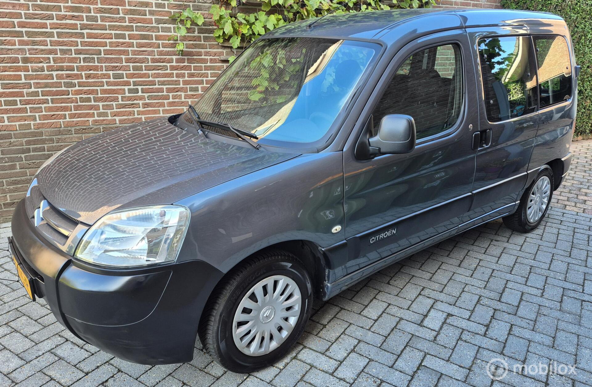 Citroen Berlingo 1.4i Cinqspace 2010 Airco!/APK 9-9-27 2010 - voorkant