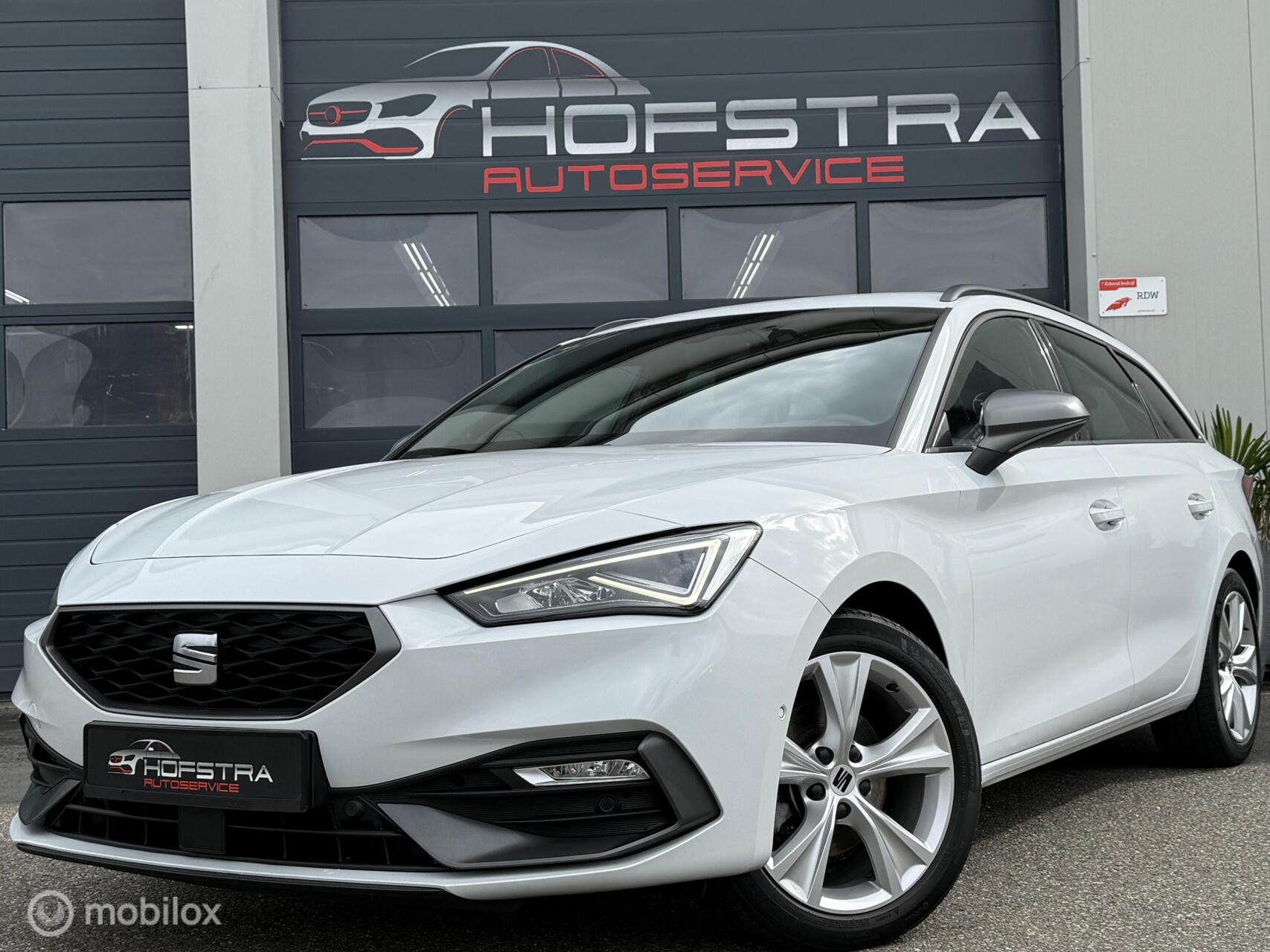 Seat Seat Leon SP 1.5 eTSI FR Business Intense Trekhk 2021 - voorkant