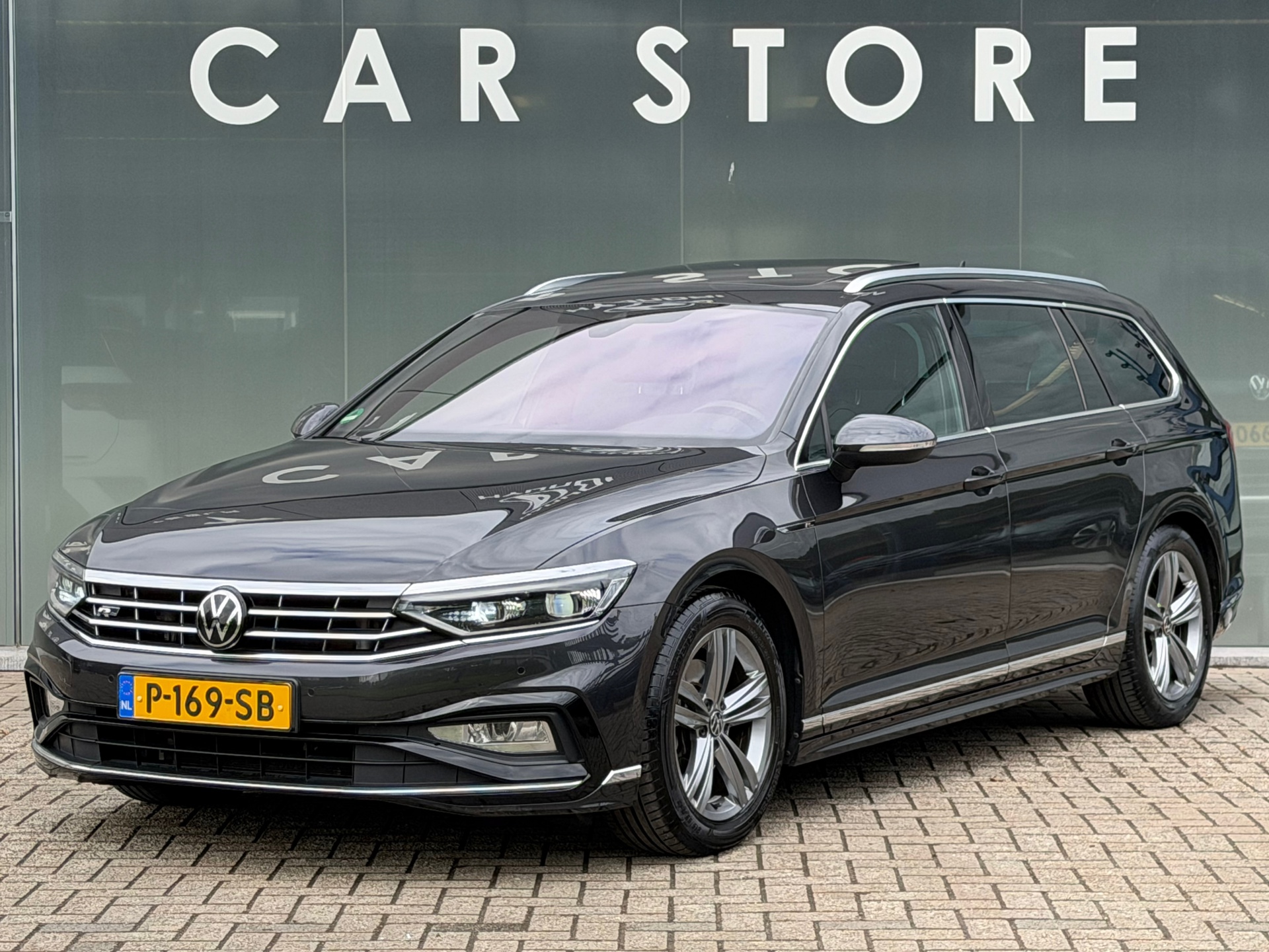 Volkswagen Passat 1.5 TSI R-Line Business + PANO/LEDER/360/TREKHAAK 2022 - voorkant