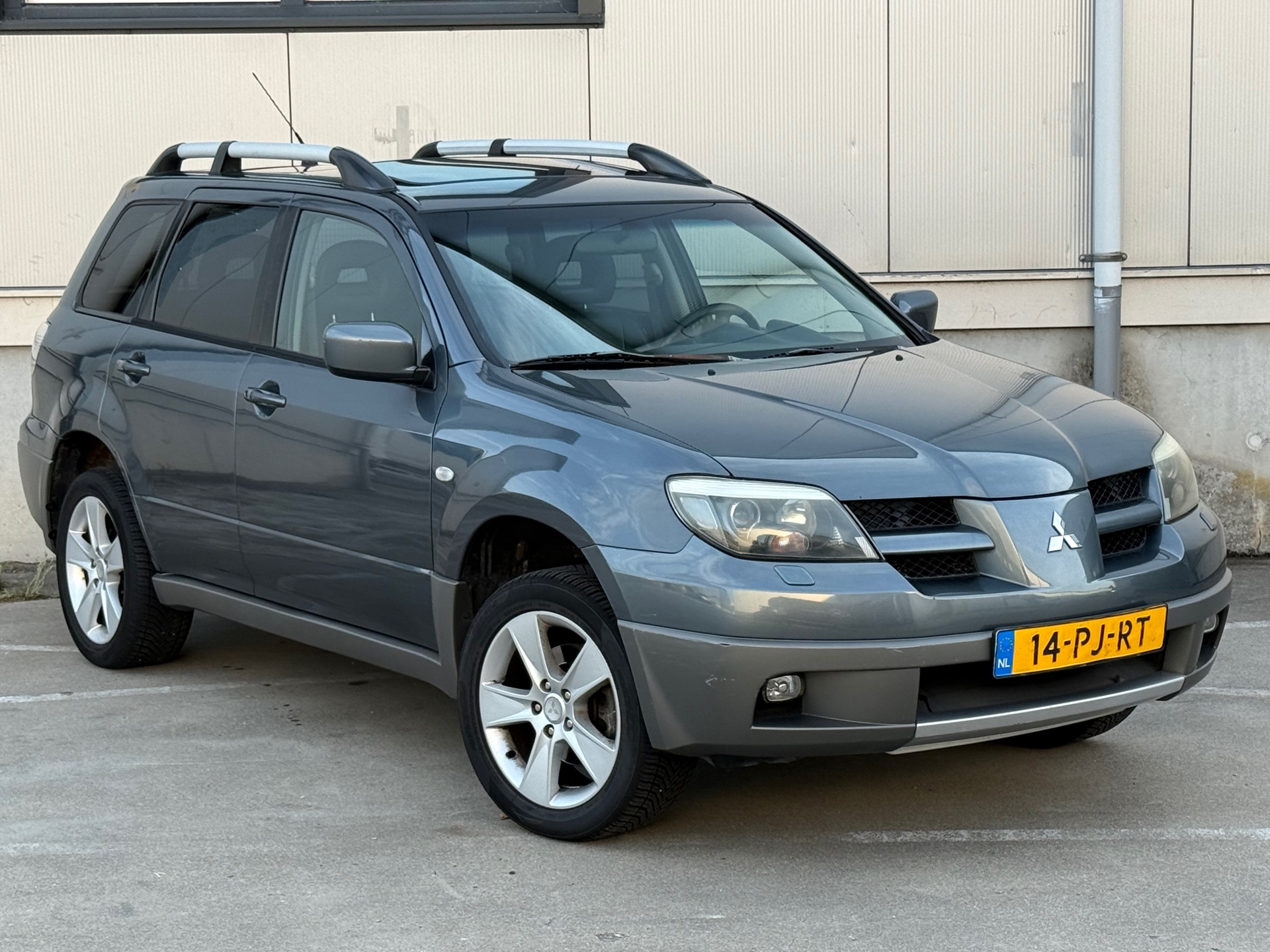 Mitsubishi Mitsubishi Outlander 2.0 Sport 4WD Warrior / APK / AIRCO / Inruil Mog. 2004 - voorkant